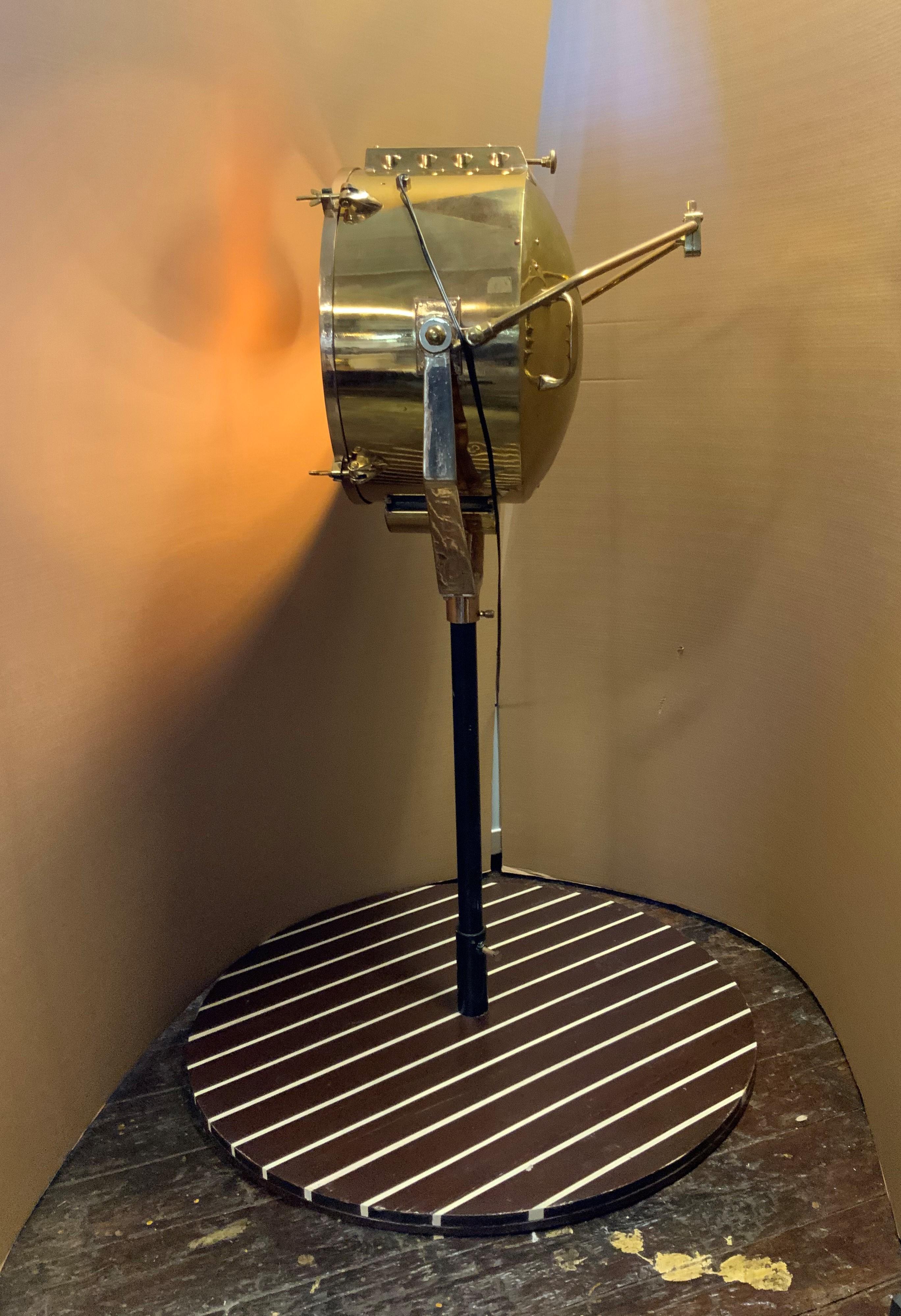Verkauftes Schiffs- Searchlight aus Messing, montiert auf einem Schiffsdecksockel im Zustand „Gut“ im Angebot in Norwell, MA