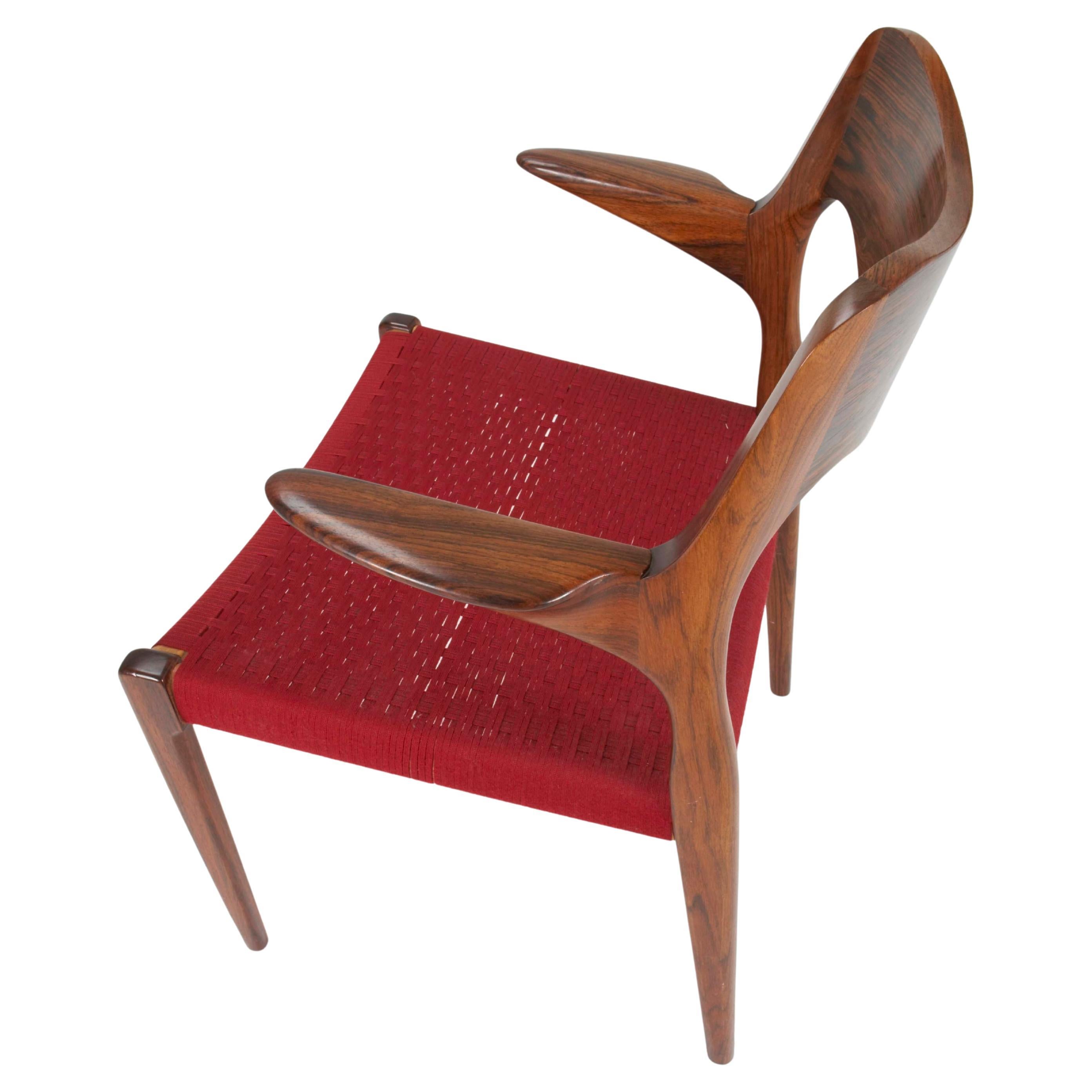 Vendues à l'unité, ces huit chaises Niel Otto Moller modèle 51 ont été conçues en 1951. La plupart des gens pensent que c'est Niels Otto Moller qui a conçu cette première chaise produite par son atelier JL Moller mais, en fait, Niels Otto Moller a
