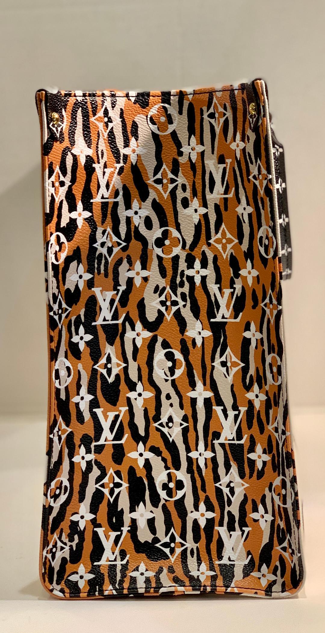  Sold Out Louis Vuitton Fall 2019 Jungle ONTHEGO Monogram Giant Canvas Tote Bag In Excellent Condition In Tustin, CA