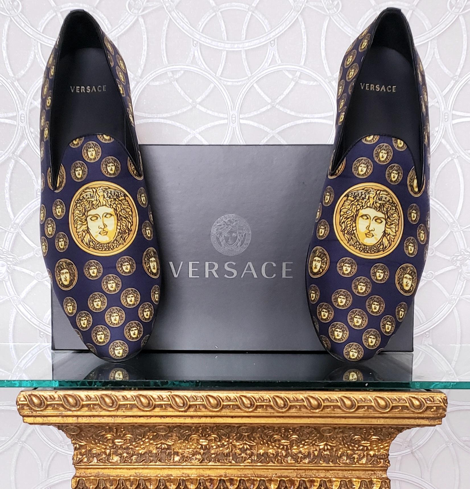 VERSACE

NAVY BLUE SILK LOAFERS w/GOLD MEDUSA PRINT 

Exclusive navy blue/gold colorway
Stacked heel
Almond toe
Slip-on style

Content: silk upper
Lining: 100% leather



Made in Italy

Italian Size is 44 - US 11    
insole 11 1/4