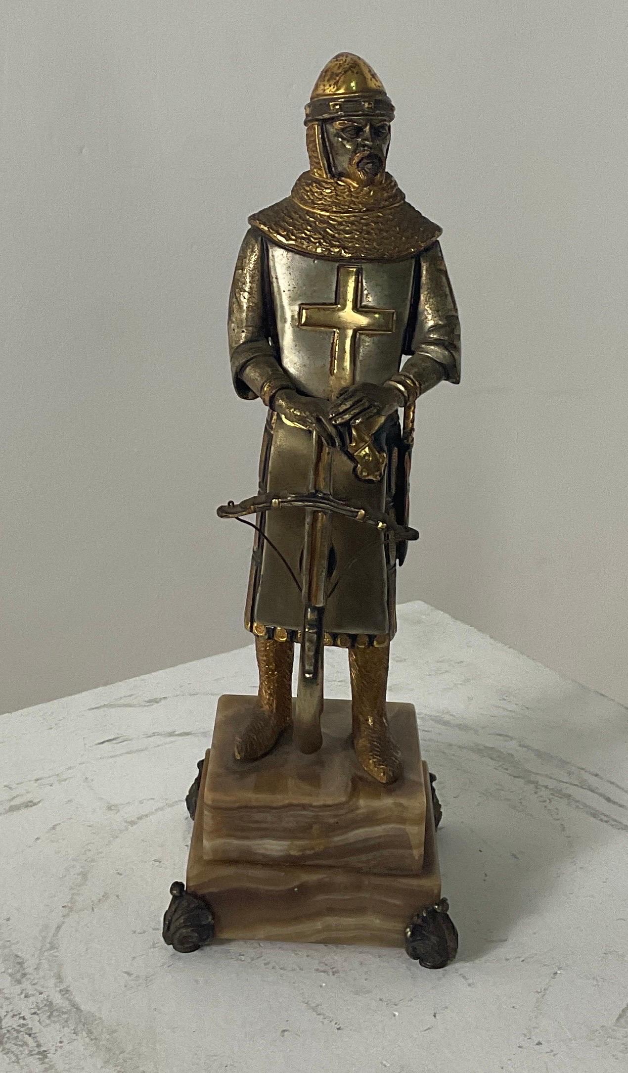Figur eines Kreuzzuges in der militärischen Form der Siebten, die der anerkannte italienische Meister Giuseppe Vasari (1934 - 2005) vermutlich in den siebziger Jahren schuf. Auf der Rückseite vermerkt. Bronze mit Gold- und Silberbeschichtung, Sockel