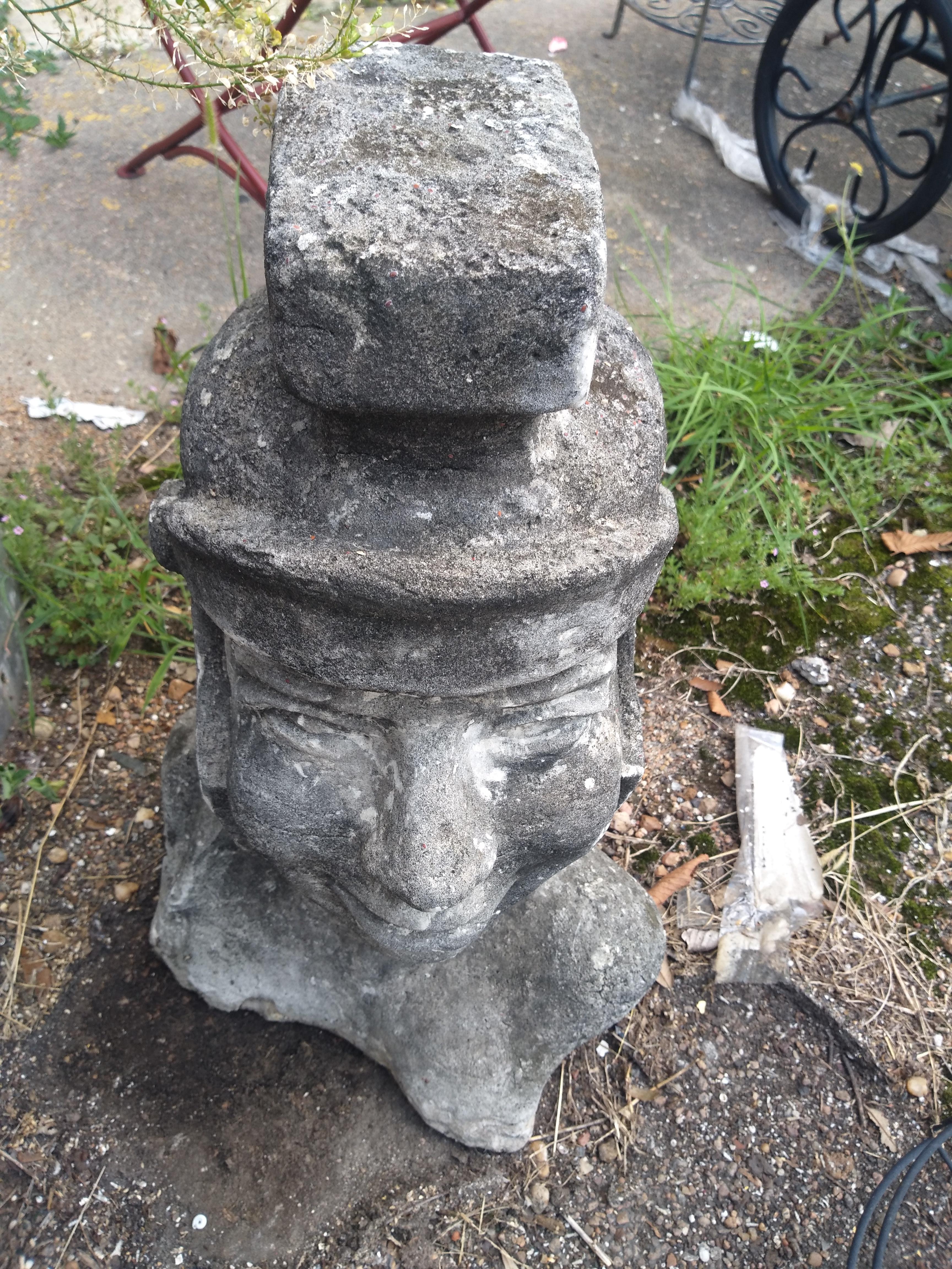 Il s'agit d'un beau moulage en ciment d'un soldat portant son casque. Elle est joliment fabriquée et ferait un bel ajout à votre jardin, patio ou entrée.
