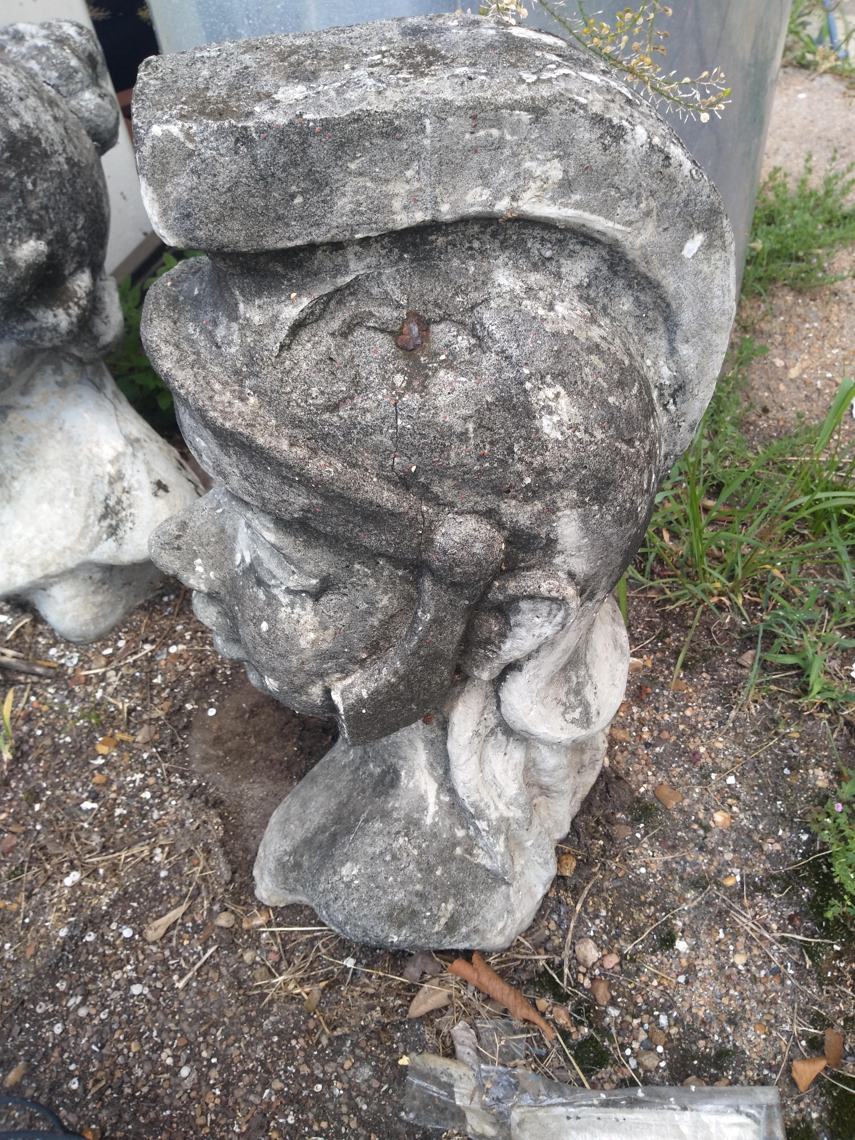 20ième siècle Statue de jardin soldat casqué en vente