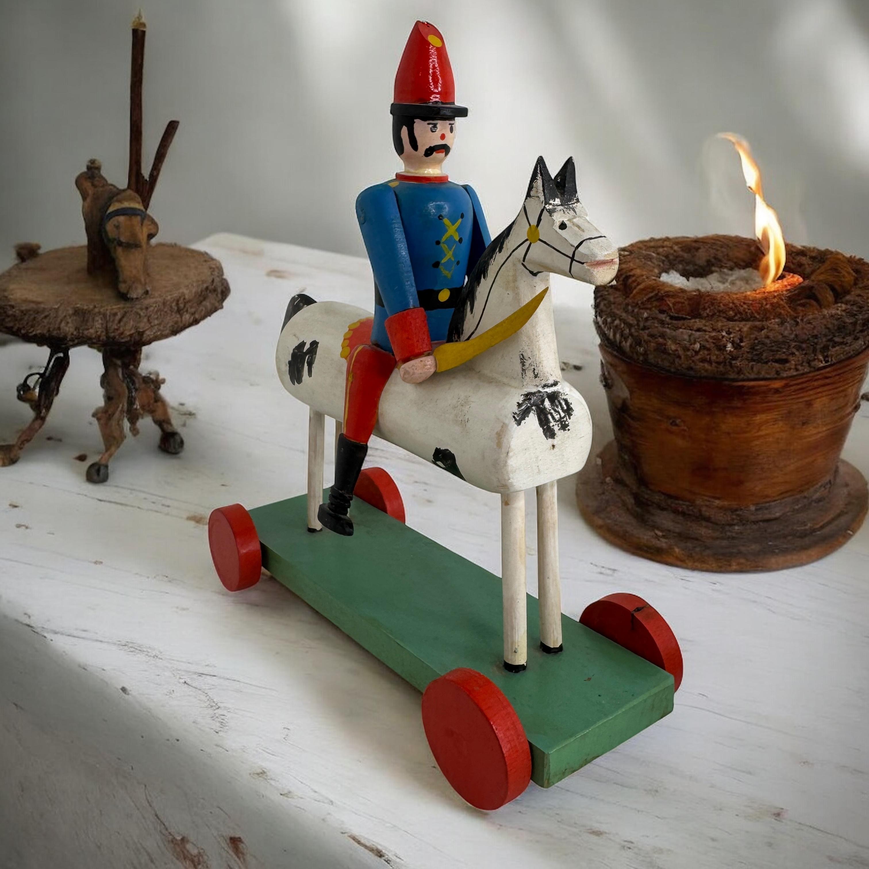Soldado a Caballo Tirar Juguete Vintage Arte Popular Montañas de Mineral, Alemán, Años 50 en venta 4