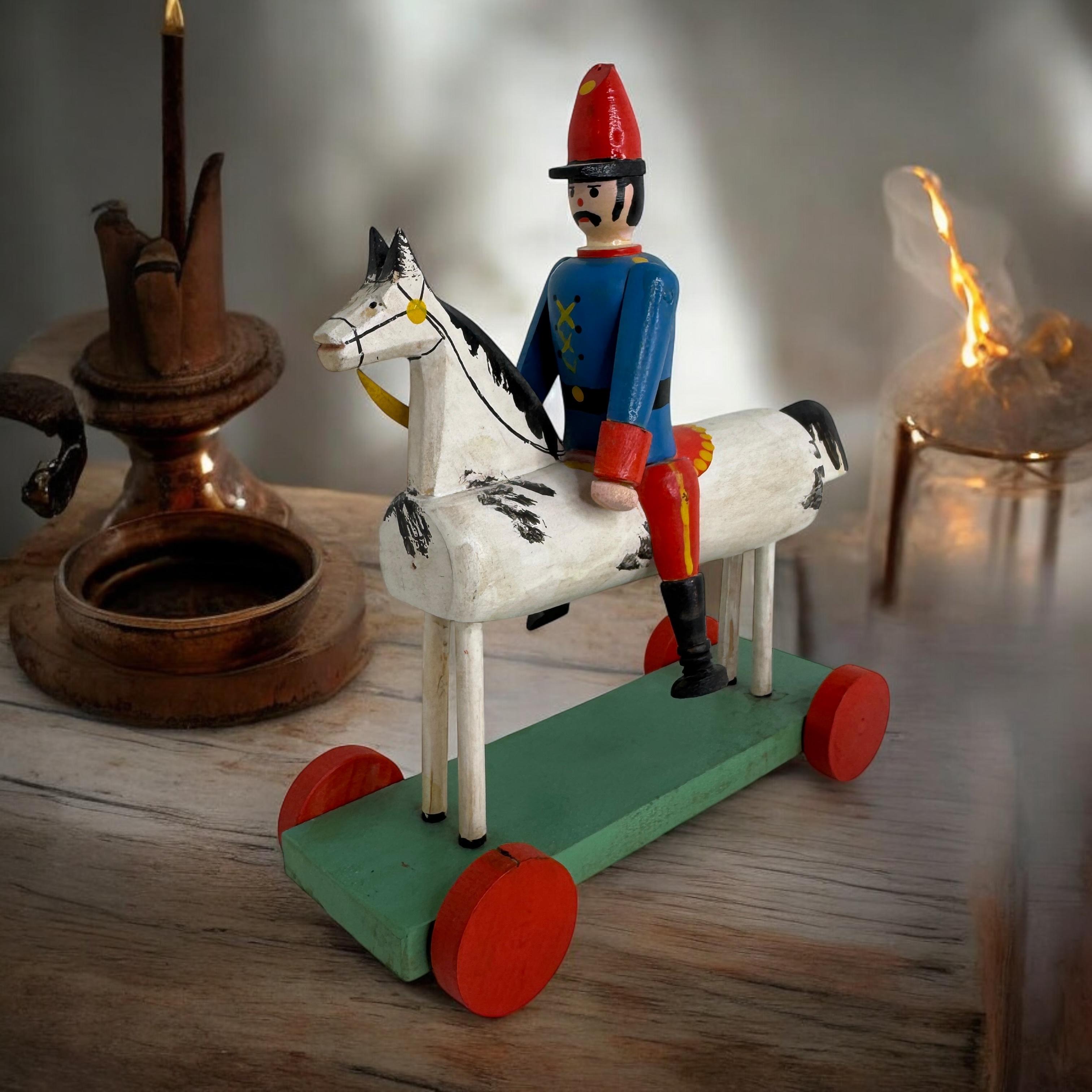 Soldado a Caballo Tirar Juguete Vintage Arte Popular Montañas de Mineral, Alemán, Años 50 en venta 3