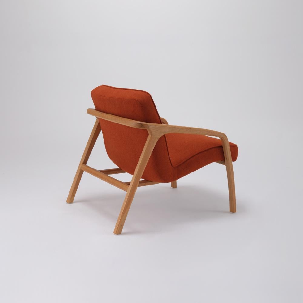 Einzige  Der Sessel mit seinem eleganten Eichengestell und der ergonomischen Sitzfläche wird Sie begeistern. Er ist so vielseitig, dass er in vielen Ecken Ihrer Wohnräume eingesetzt werden kann. Es wird Sie in Ihren schönsten Momenten begleiten und