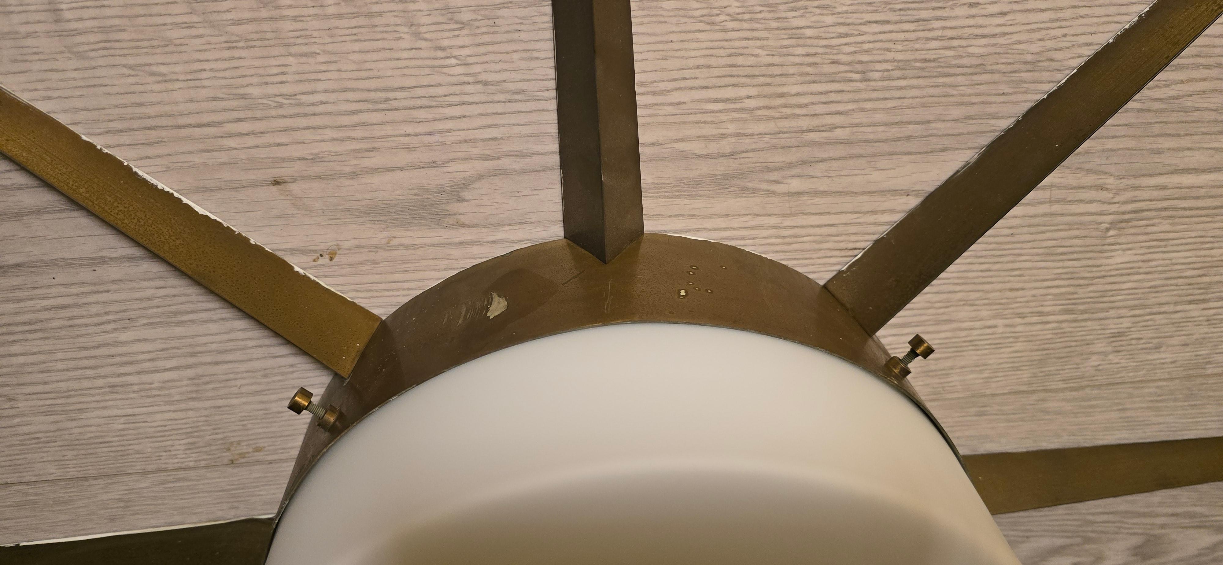 Lampada da parete o da soffitto modello SOLE GRANDE realizzata nel 1959 da Arredoluce Monza su progetto di Giò Ponti. Furono commissionate circa 24 lampade di cui 6 Stelle a 5 Punte, Sei Sole Piccolo, Sei Sole Grande e 6 Stella a 8 Punte