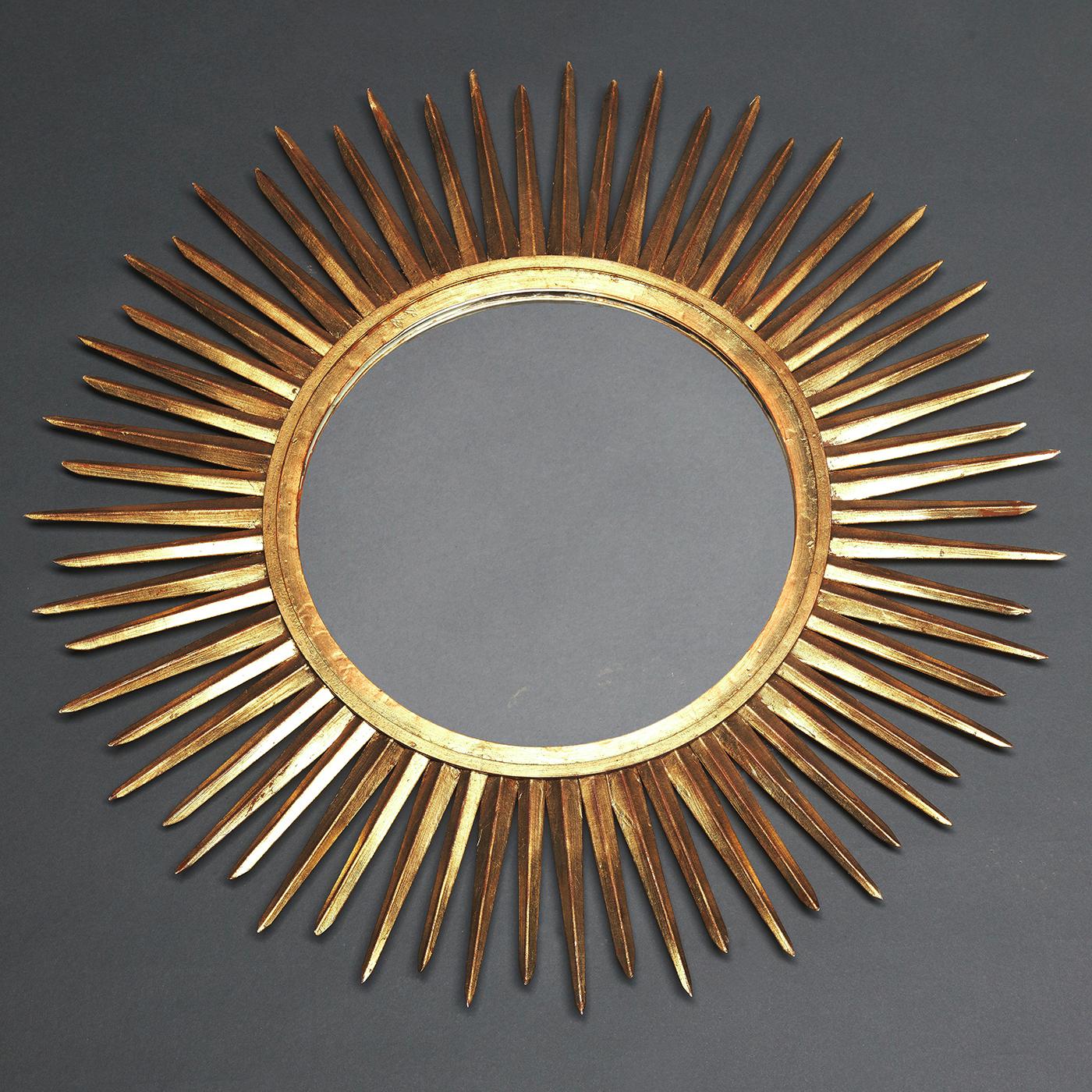 Radiating Renaissance-inspired opulence and timeless allure, this mirror is aptly named after the Italian word for sun. Shaped like the star that illuminates our solar system, this superb piece comprises a round mirror enclosed in a stainless steel