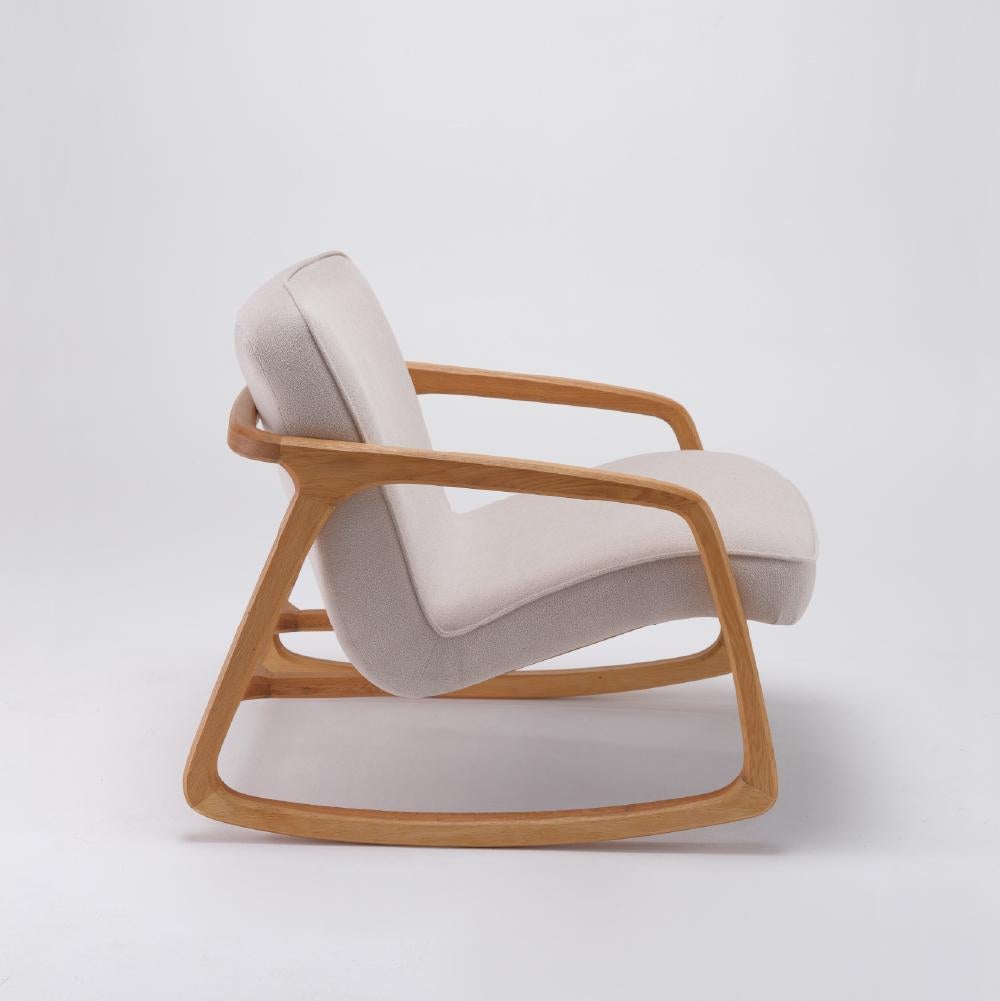 El Sillón Mecedora Sole, con su elegante estructura de roble y su asiento ergonómico, te hará sentir de maravilla. Es lo bastante versátil como para utilizarla en muchos rincones de tu vivienda. Te acompañará en tus momentos más agradables y se
