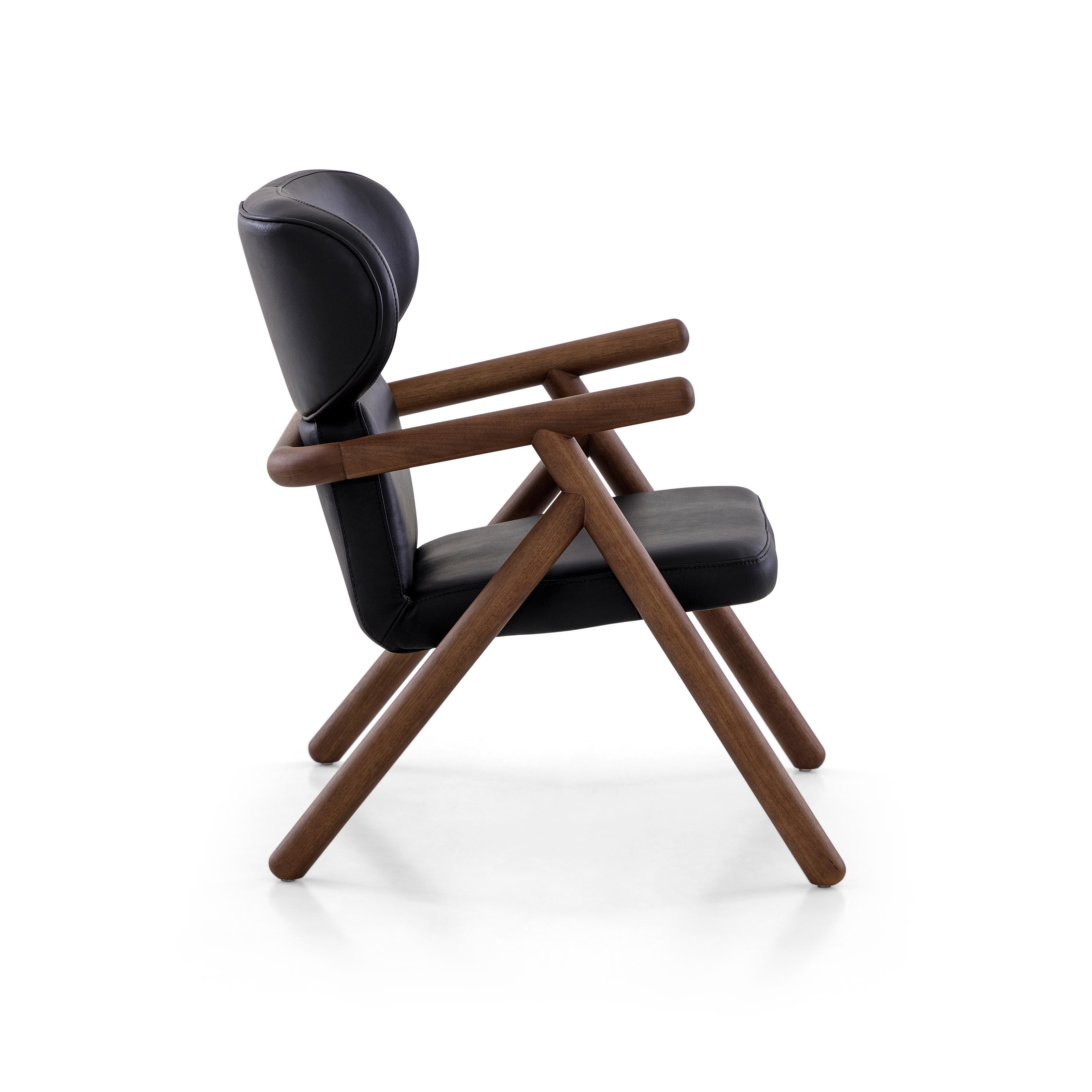 The Sole armchair is an interpretation of the Scandinavian style with a walnut wooden shell finish multi-laminated and upholstered black leather covering the seat and back. This armchair has been designed by our Uultis team with the best foam and