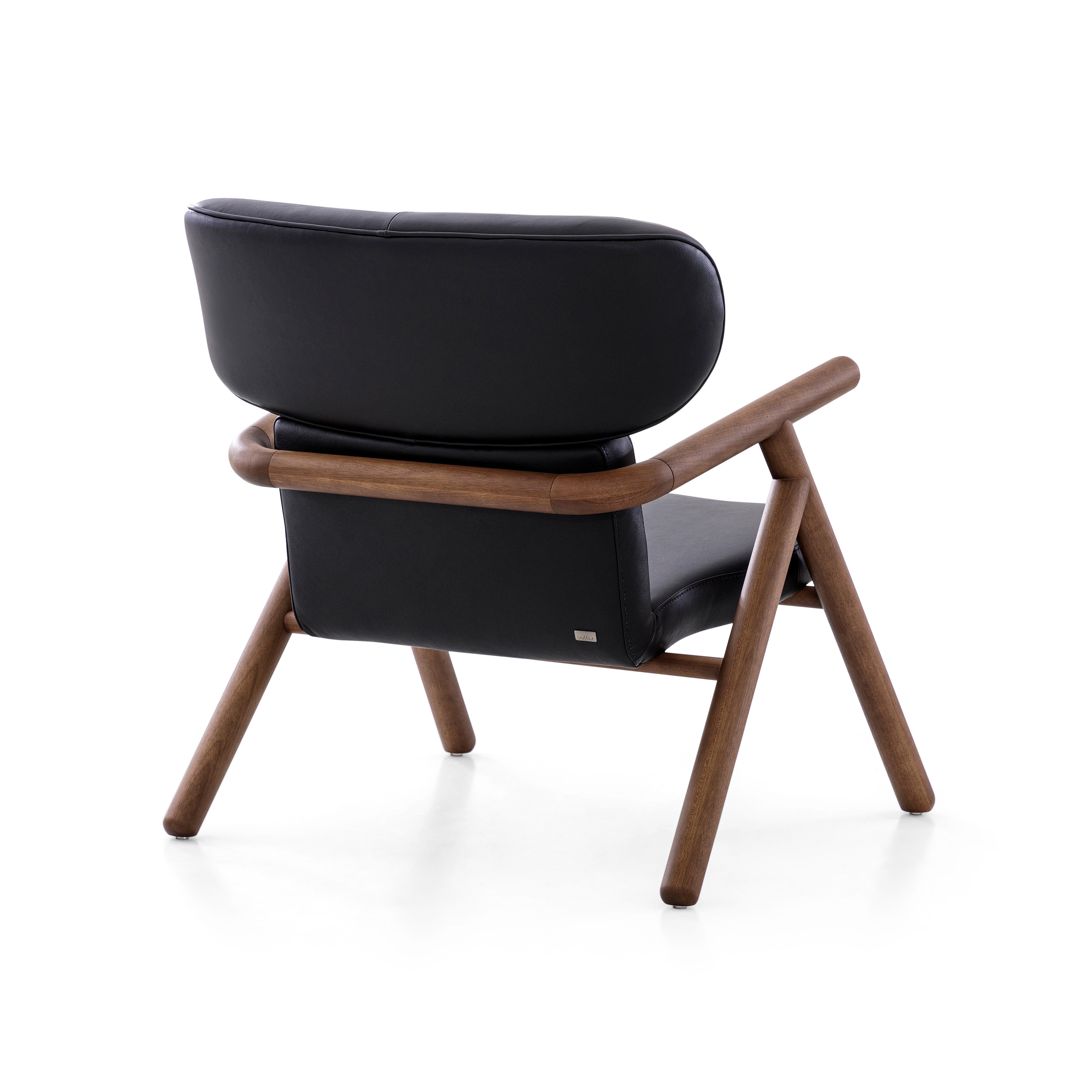 Sole Scandinavian-Styled Armchair in Walnut Wood Finish and Black Leather In New Condition For Sale In Miami, FL