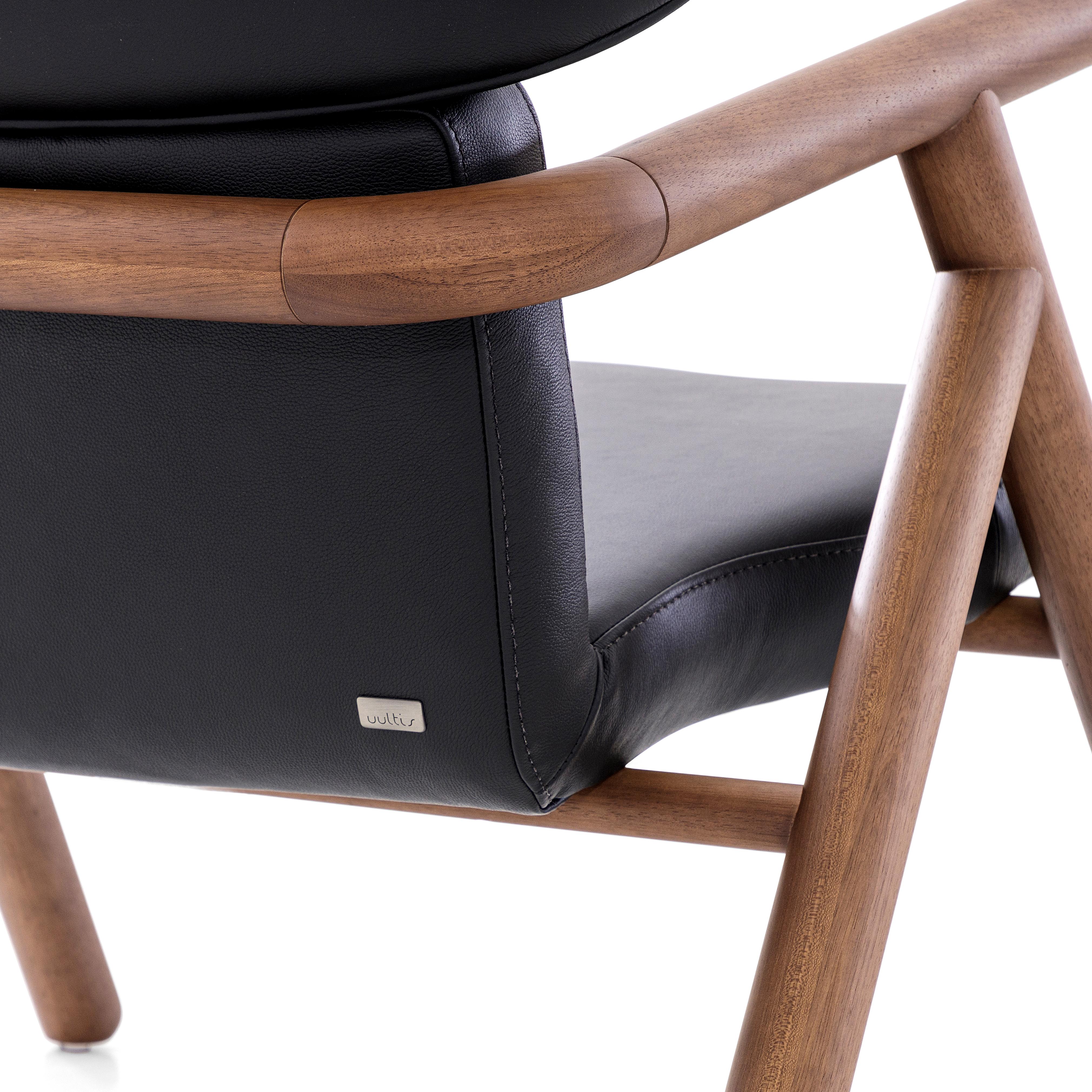 Contemporary Sole Scandinavian-Styled Armchair in Walnut Wood Finish and Black Leather For Sale