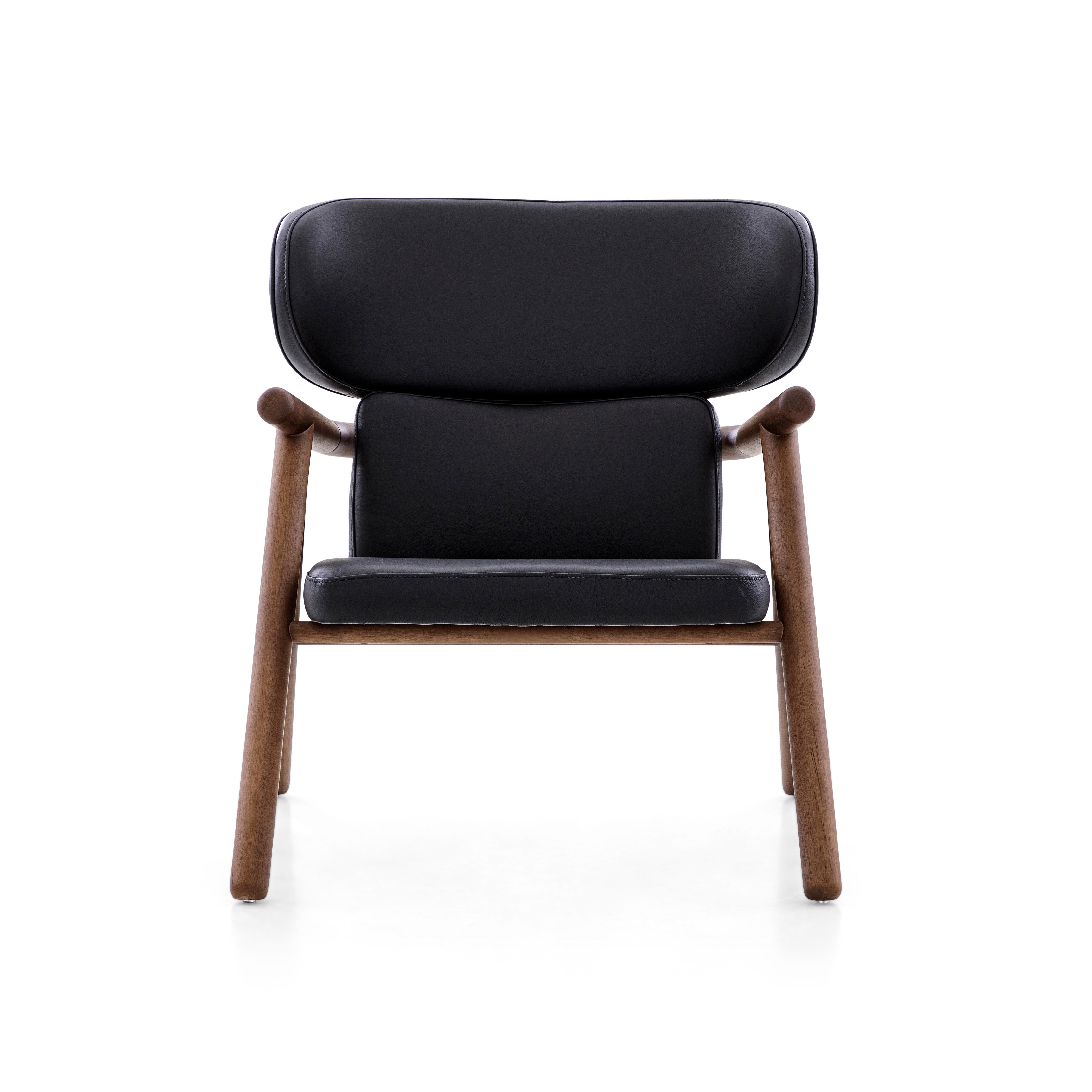 Sole Scandinavian-Styled Armchair in Walnut Wood Finish and Black Leather For Sale 2