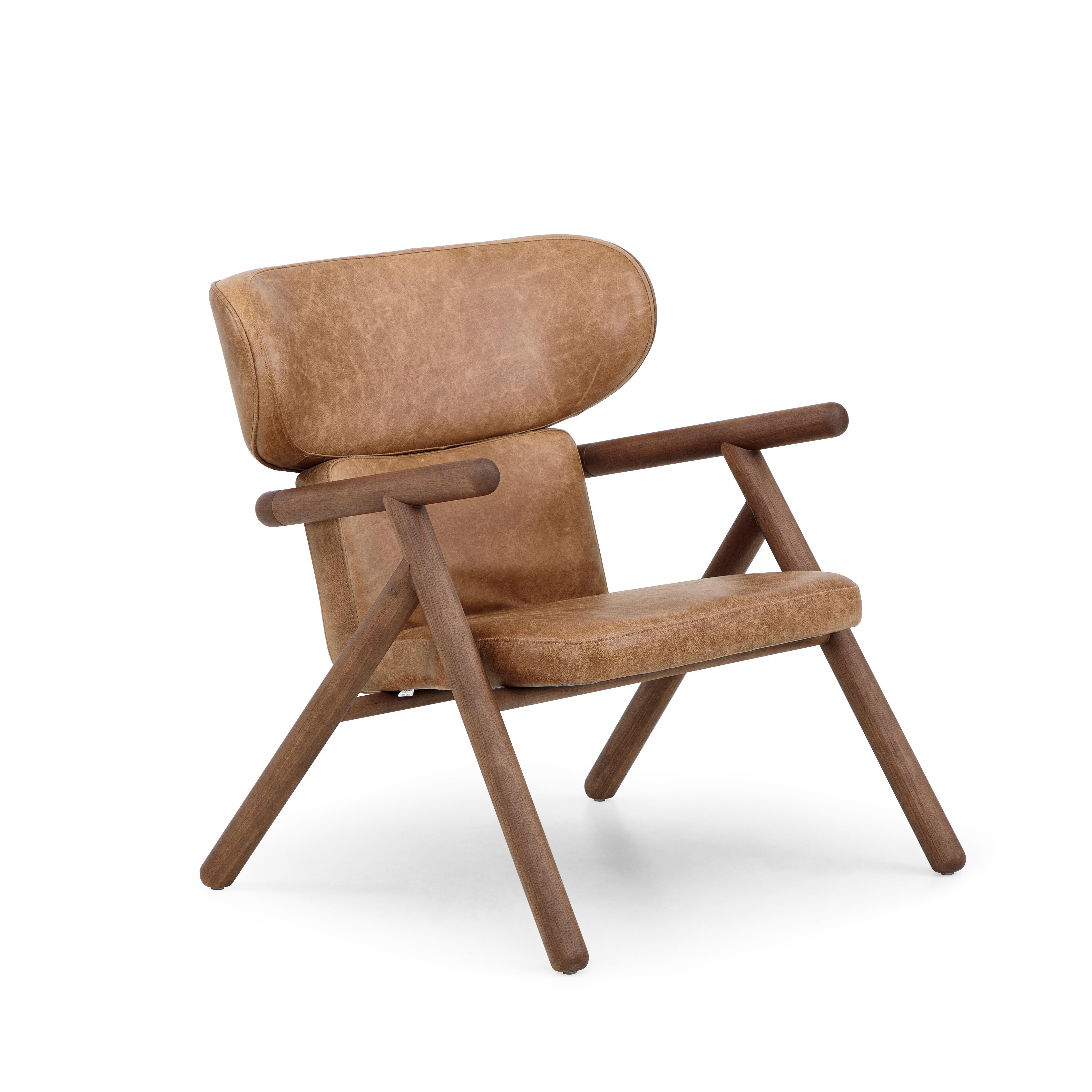 The Sole armchair is an interpretation of the Scandinavian style with a walnut wooden shell finish multi-laminated and upholstered brown leather covering the seat and back. This armchair has been designed by our Uultis team with the best foam and