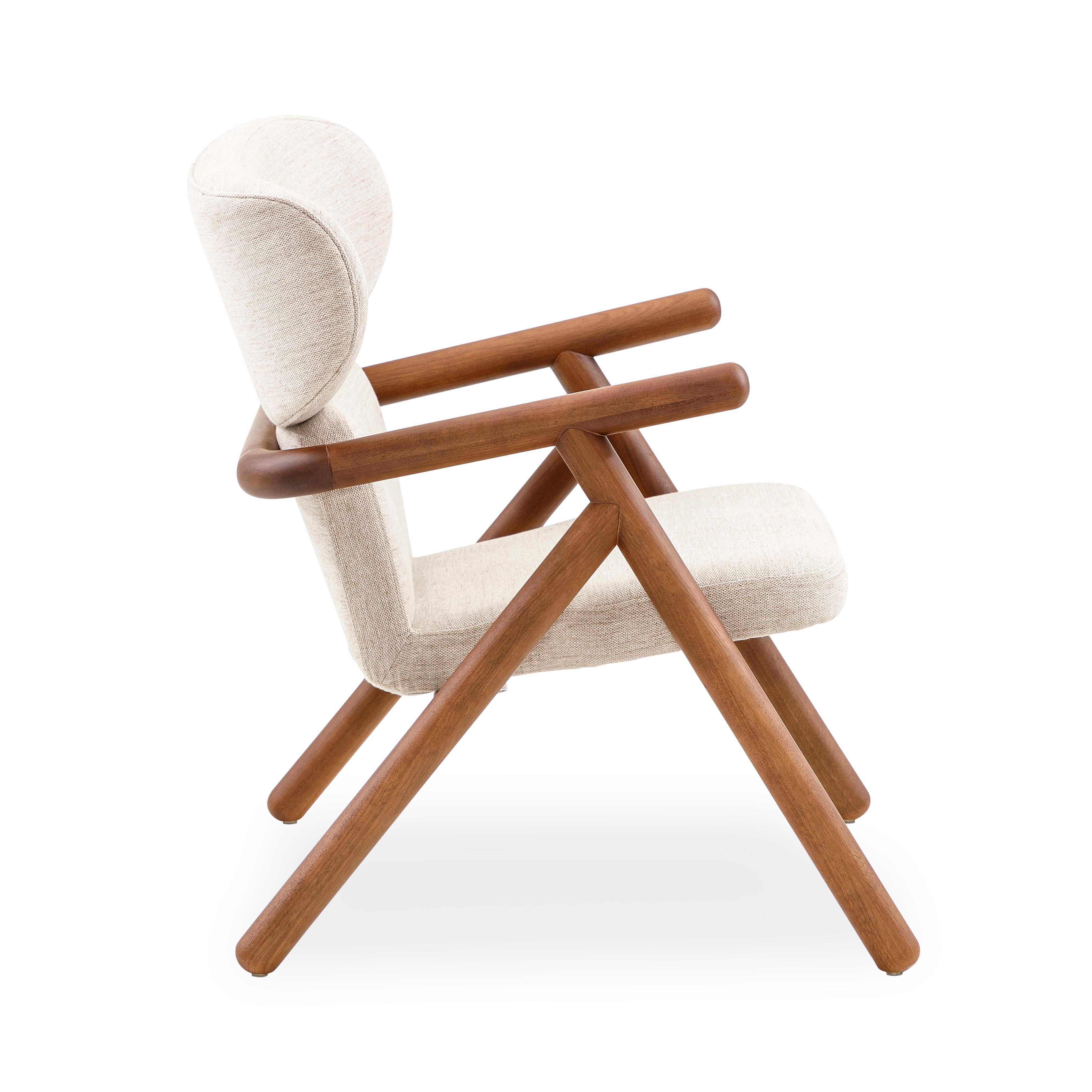 Poltrona Sole in stile The Scandinavian Modern disegnata da Larissa Batista per Uultis, con finitura in noce e tessuto bianco sporco. *Si prega di verificare la disponibilità prima dell'acquisto*.

La poltrona Sole incarna senza sforzo l'estetica