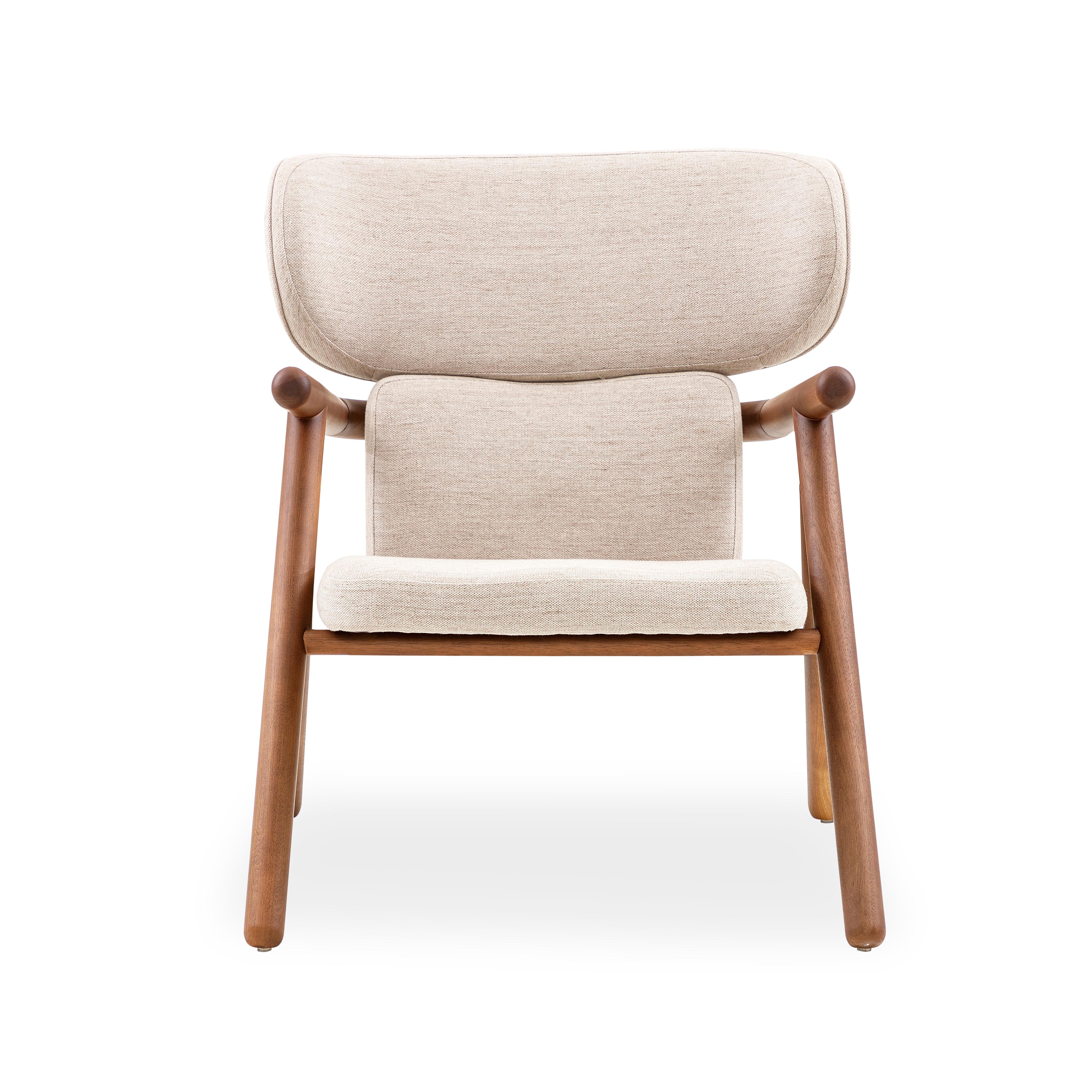 Contemporary Sole Scandinavian-Styled Armchair in Walnut Wood Finish and Off-White Fabric For Sale