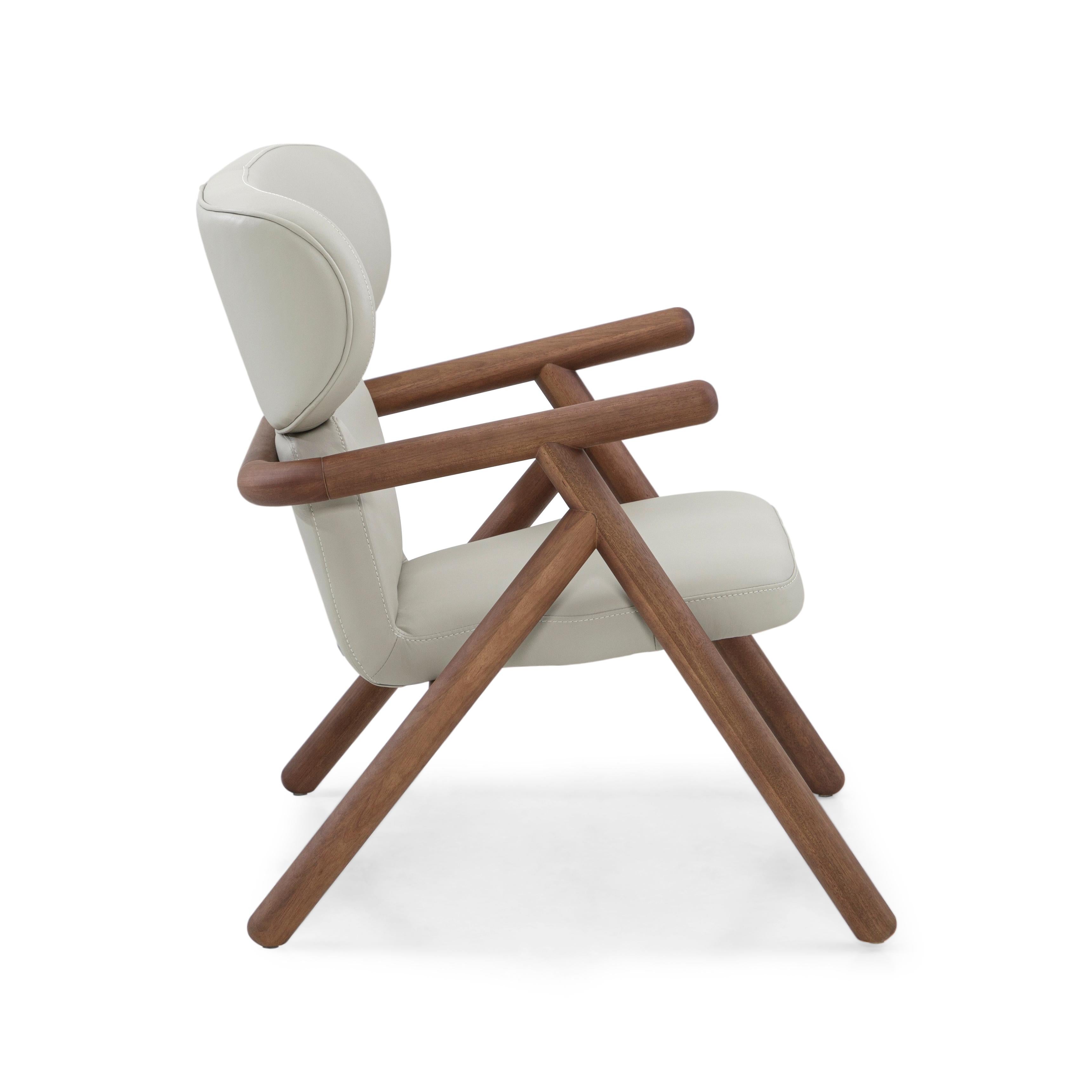 The Sole armchair is an interpretation of the Scandinavian style with a walnut wooden shell finish multi-laminated and an upholstered off-white leather covering the seat and back. This armchair has been designed by our Uultis team with the best foam
