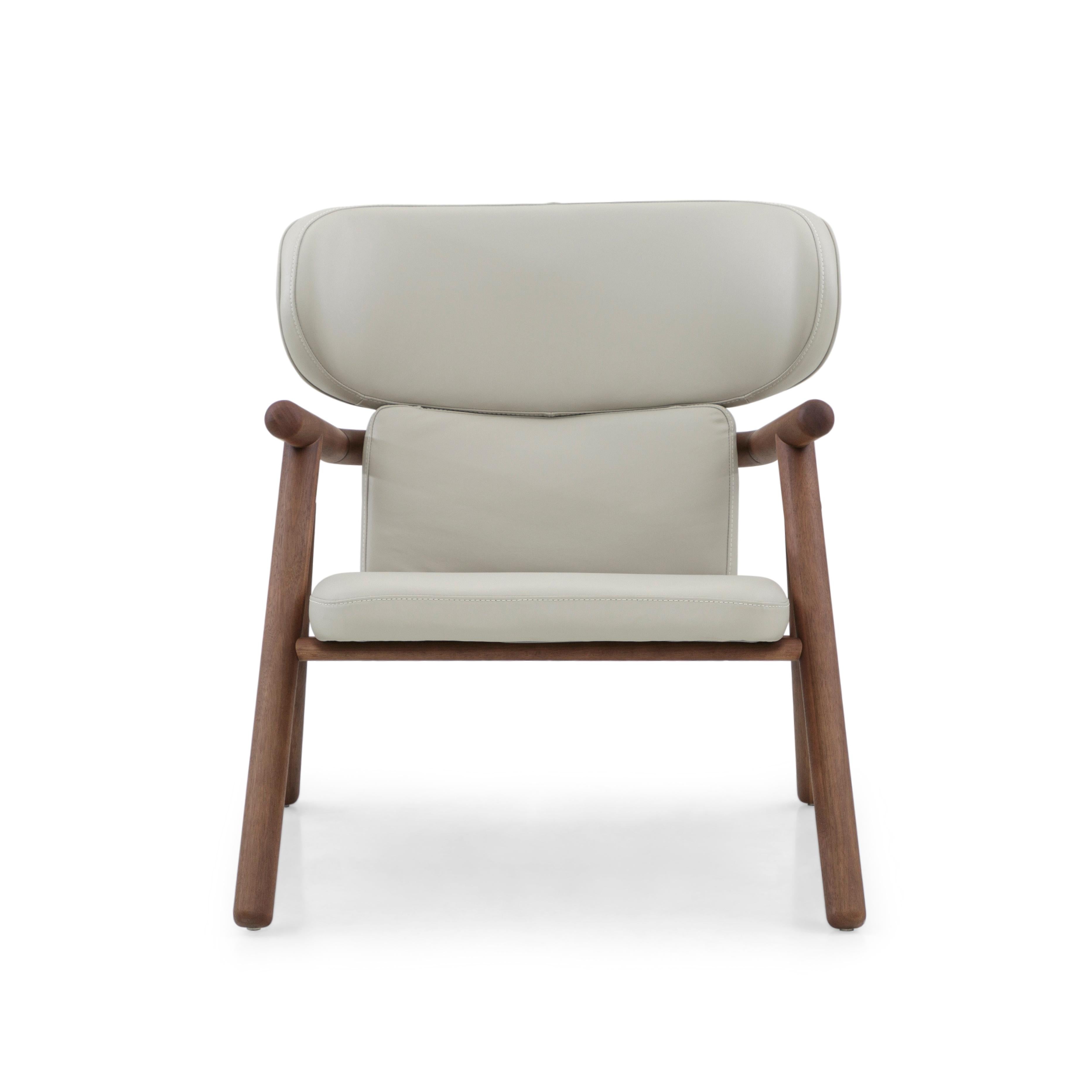 Sole Scandinavian-Styled Armchair in Walnut Wood Finish and Off-White Leather In New Condition For Sale In Miami, FL