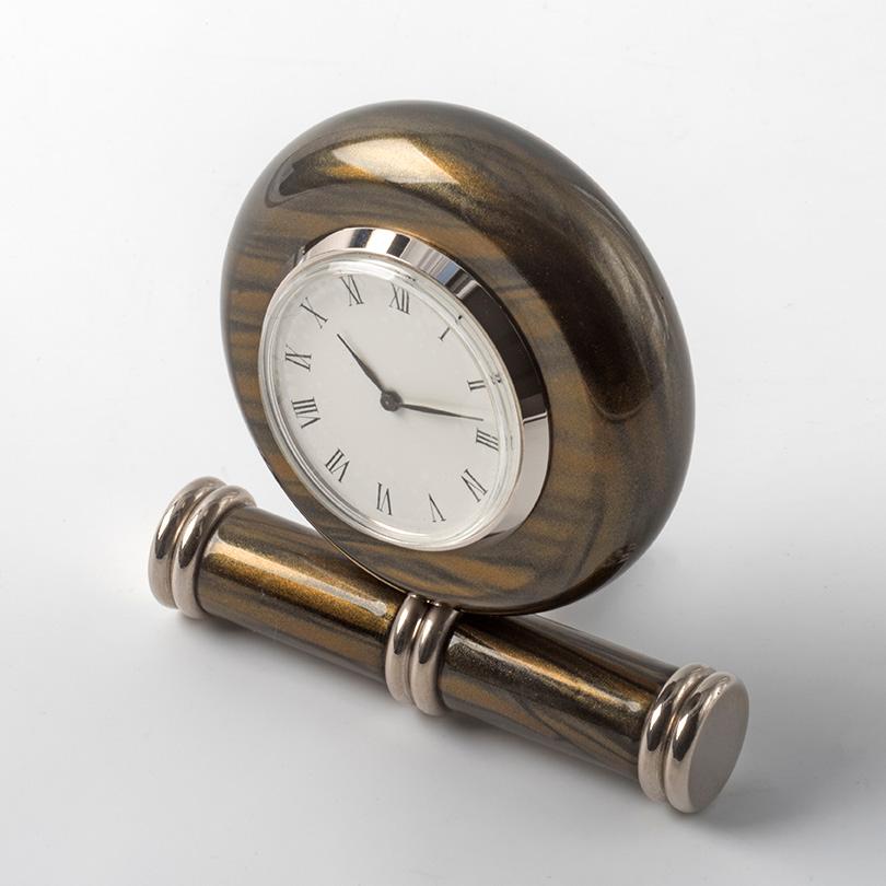 Parte de  SOL  Línea Relojes creada por  diseñador Nino Basso este  reloj es un magnífico ornamento  objeto que  añadirá un toque sofisticado a su estudio o interior. 
Tiene su rasgo distintivo en el diseño moderno  superficie lisa de color negro