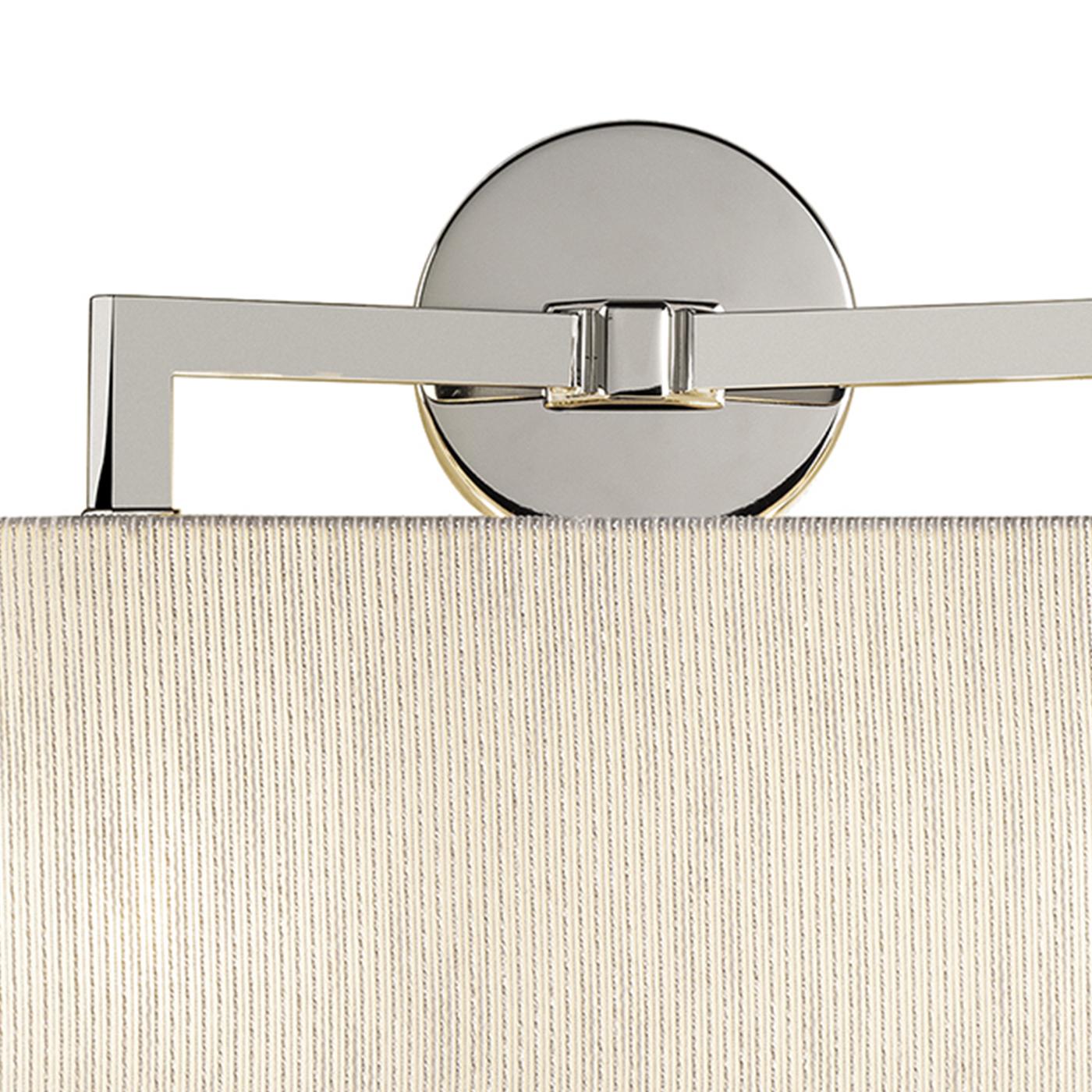 La lámpara de pared Solea tiene una elegante estructura metálica con acabado niquelado y una amplia pantalla de tela que difunde suavemente la luz para crear un ambiente cálido y acogedor. Diseñado para su uso con dos bombillas LED (casquillo E14 o