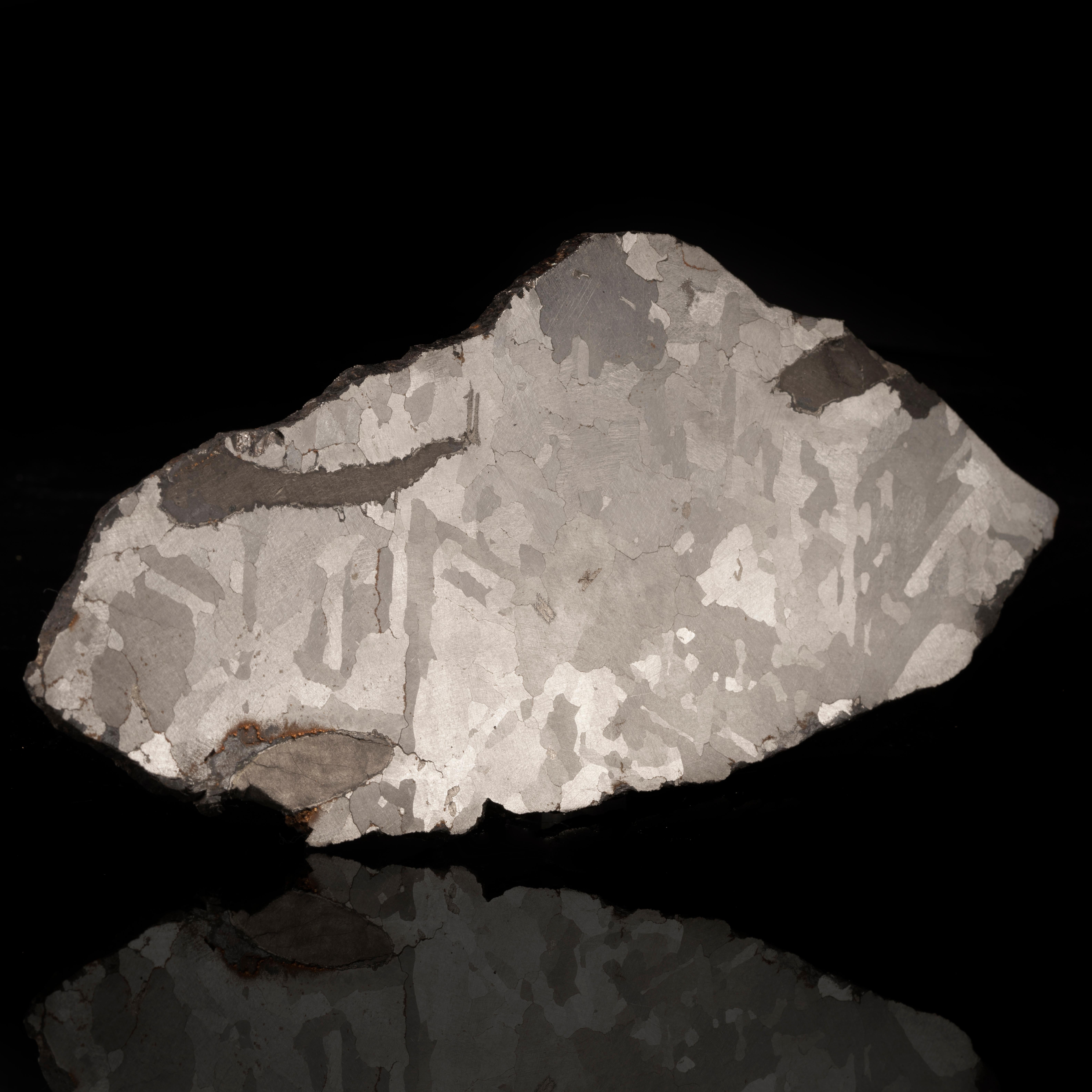 Cette lourde tranche de météorite de fer de Soledade, vieille d'environ 4,5 milliards d'années, présente une gravure en nickel ferreux unique et proéminente. Cette octaédrite a été découverte en 1986 sous la forme d'une masse de 68 kg chauffée au
