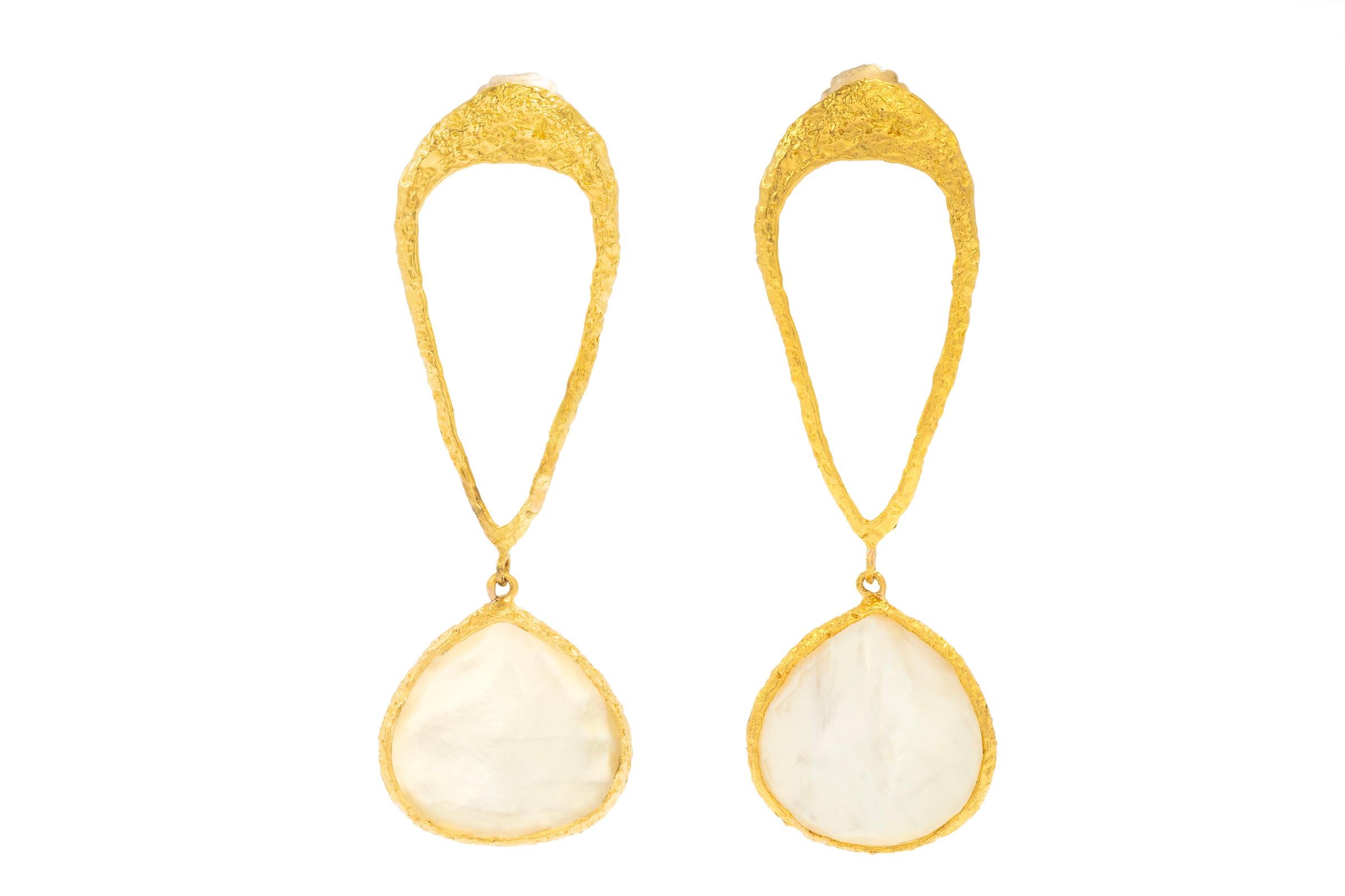 Artisan Boucles d'oreilles en forme de goutte en or 22 carats, perles et cristal Signature Soleil, par Tagili en vente