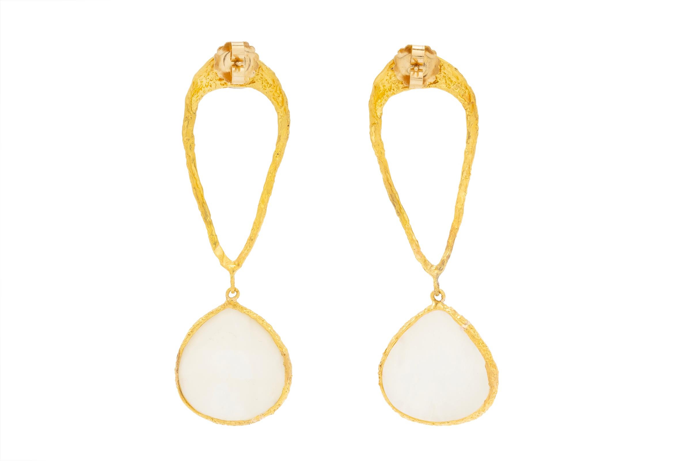 Boucles d'oreilles en forme de goutte en or 22 carats, perles et cristal Signature Soleil, par Tagili Pour femmes en vente