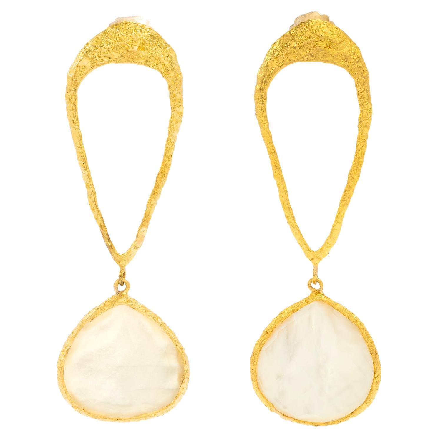 Boucles d'oreilles en forme de goutte en or 22 carats, perles et cristal Signature Soleil, par Tagili en vente