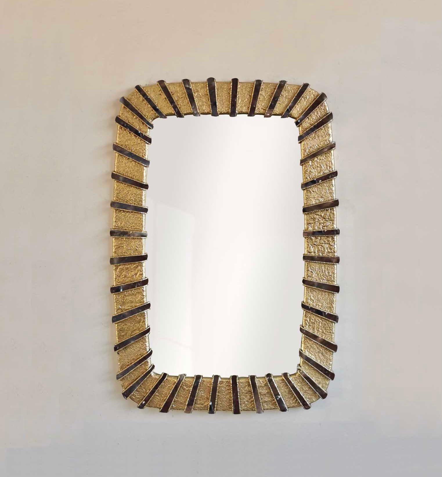 Miroirs Soleil avec détails martelés en laiton et insert en cristal de roche fumé, taille personnalisée sur demande.
Créé par Phoenix Gallery.
  
