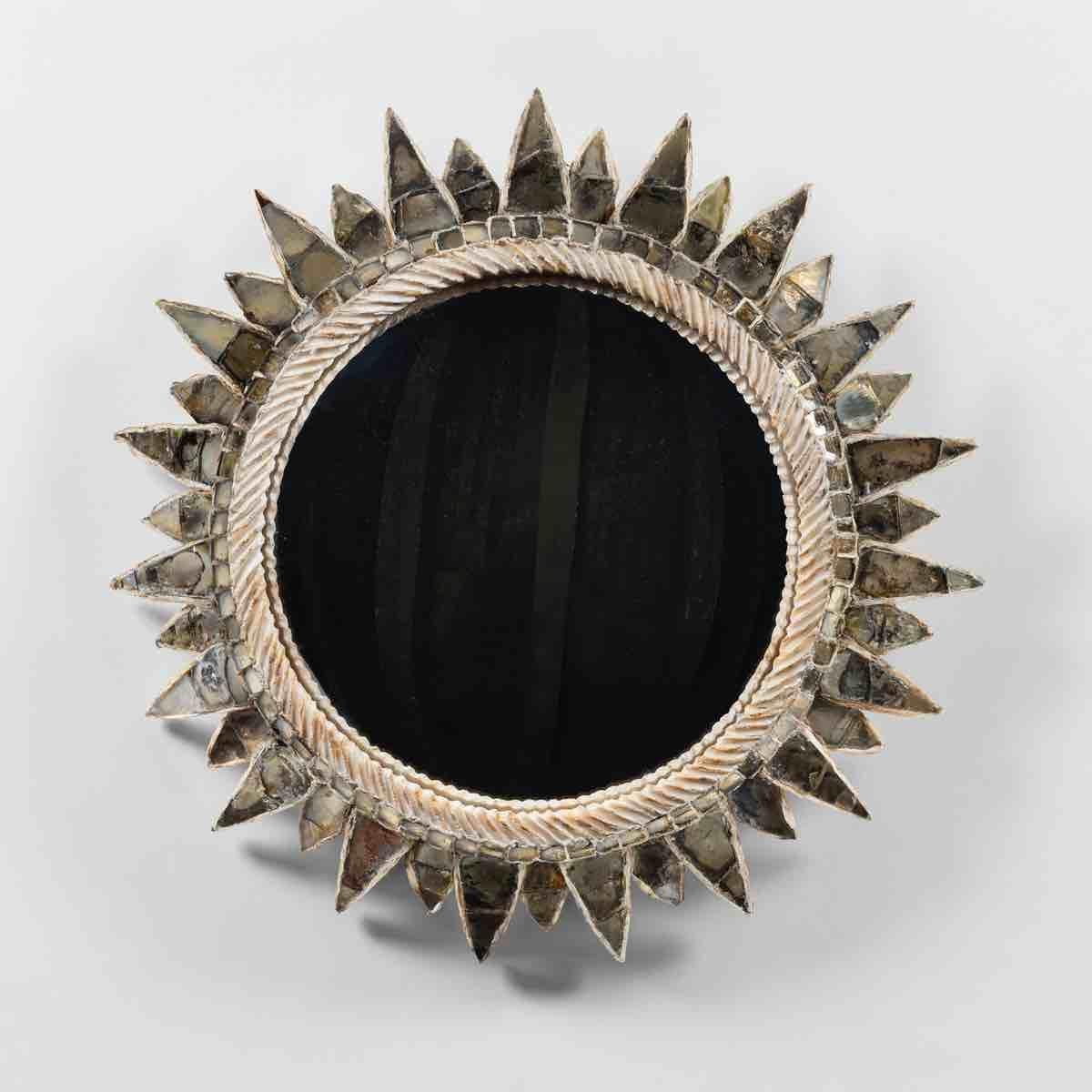 Soleil à pointes by Line Vautrin – White talosel mirror inlaid with Champagne colored mirrors (form number 2).
Structure in white talosel whose rays (38 in number) are inlaid with Champagne-colored mirrors with light gray reflections.
The edge of