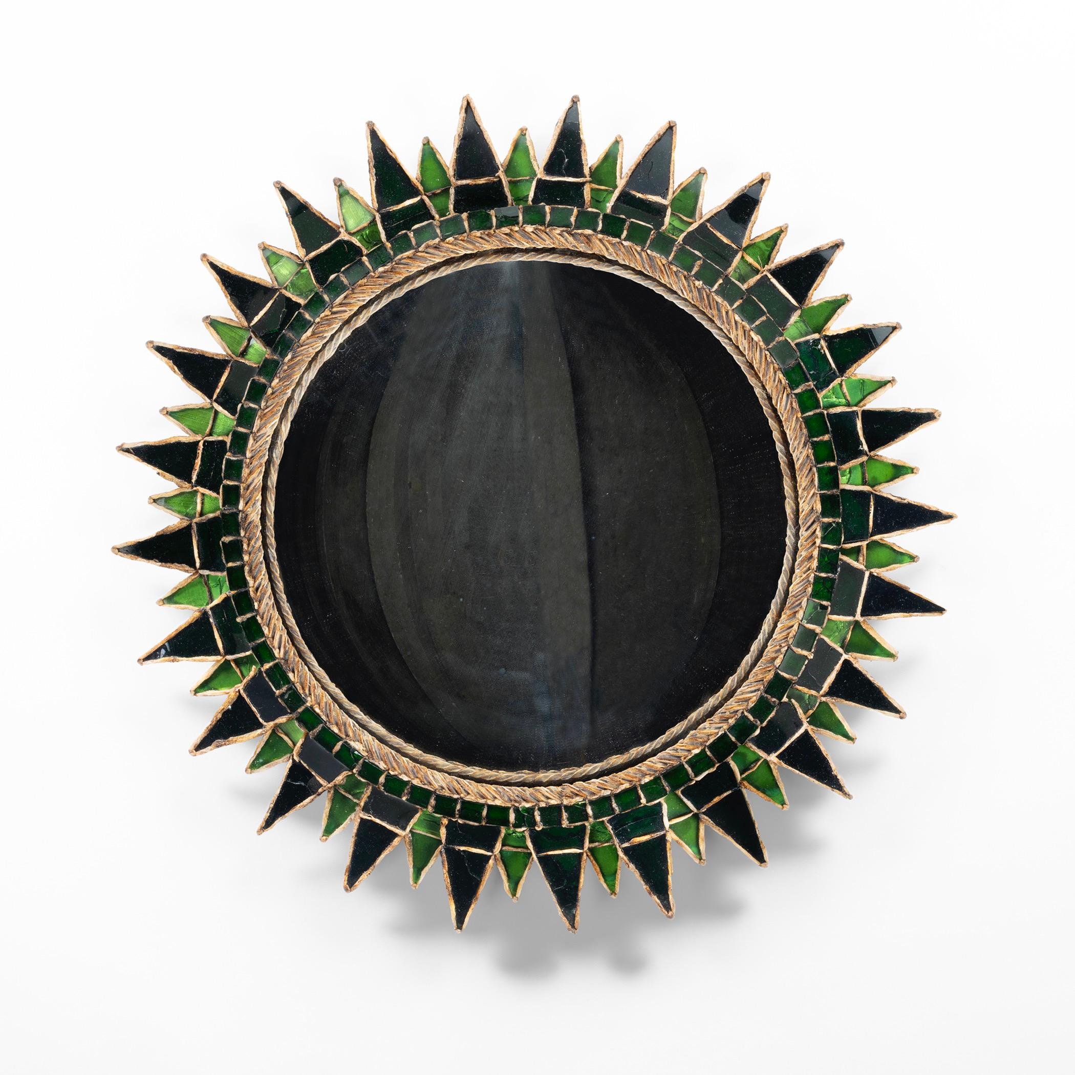 Soleil à pointes de Line Vautrin - Miroir en talosel incrusté d'une alternance de miroirs de couleur vert clair et vert foncé (forme numéro 3).

Soleil à pointes, miroir en talosel incrusté d'une alternance de miroirs de couleur vert clair et vert