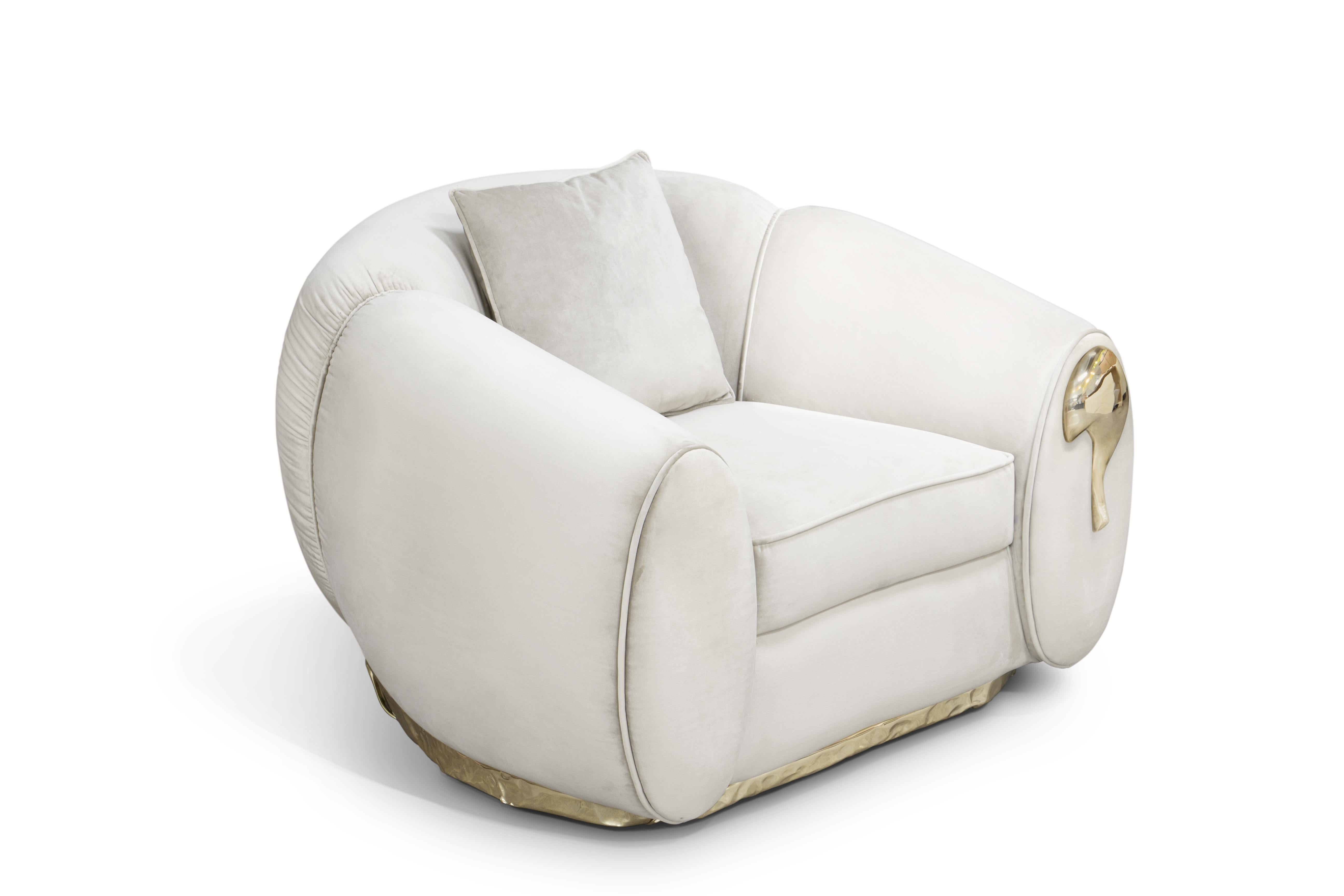 Le fauteuil Soleil est une synthèse de styles et de sens. Inspiré par l'esprit et la mission du célèbre Cirque du Soleil, l'objectif est d'invoquer, de provoquer et d'évoquer. Des courbes douces et sulfureuses embrassent délicatement l'assisteur