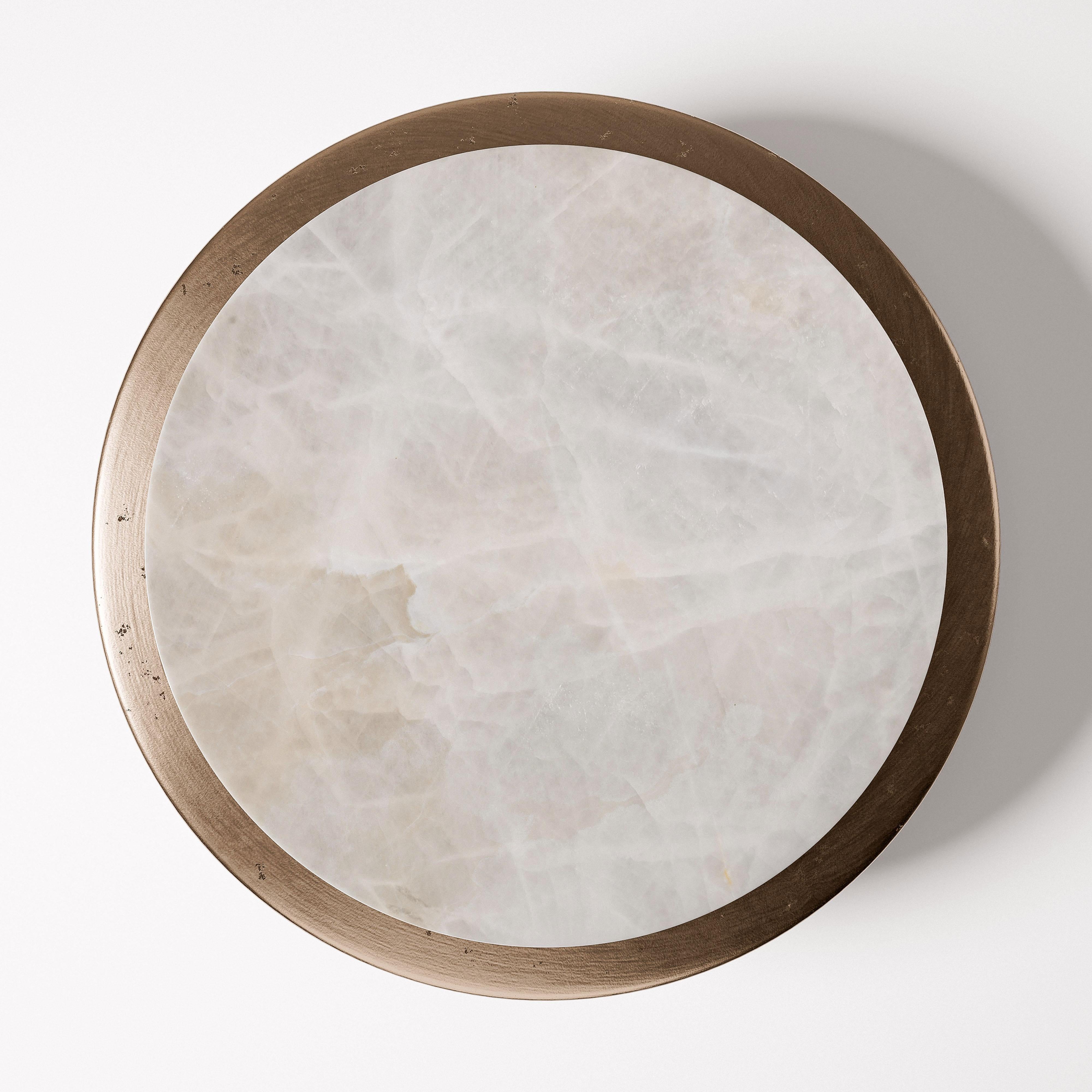 Table basse Soleil en bronze et onyx blanc par Verena Brausch
Dimensions : D 120 x H 37 cm.
MATERIAL : Bronze, onyx blanc.

Verena Brausch apporte une énergie nouvelle et un objectif singulier. Sa principale motivation vient de son désir de créer un