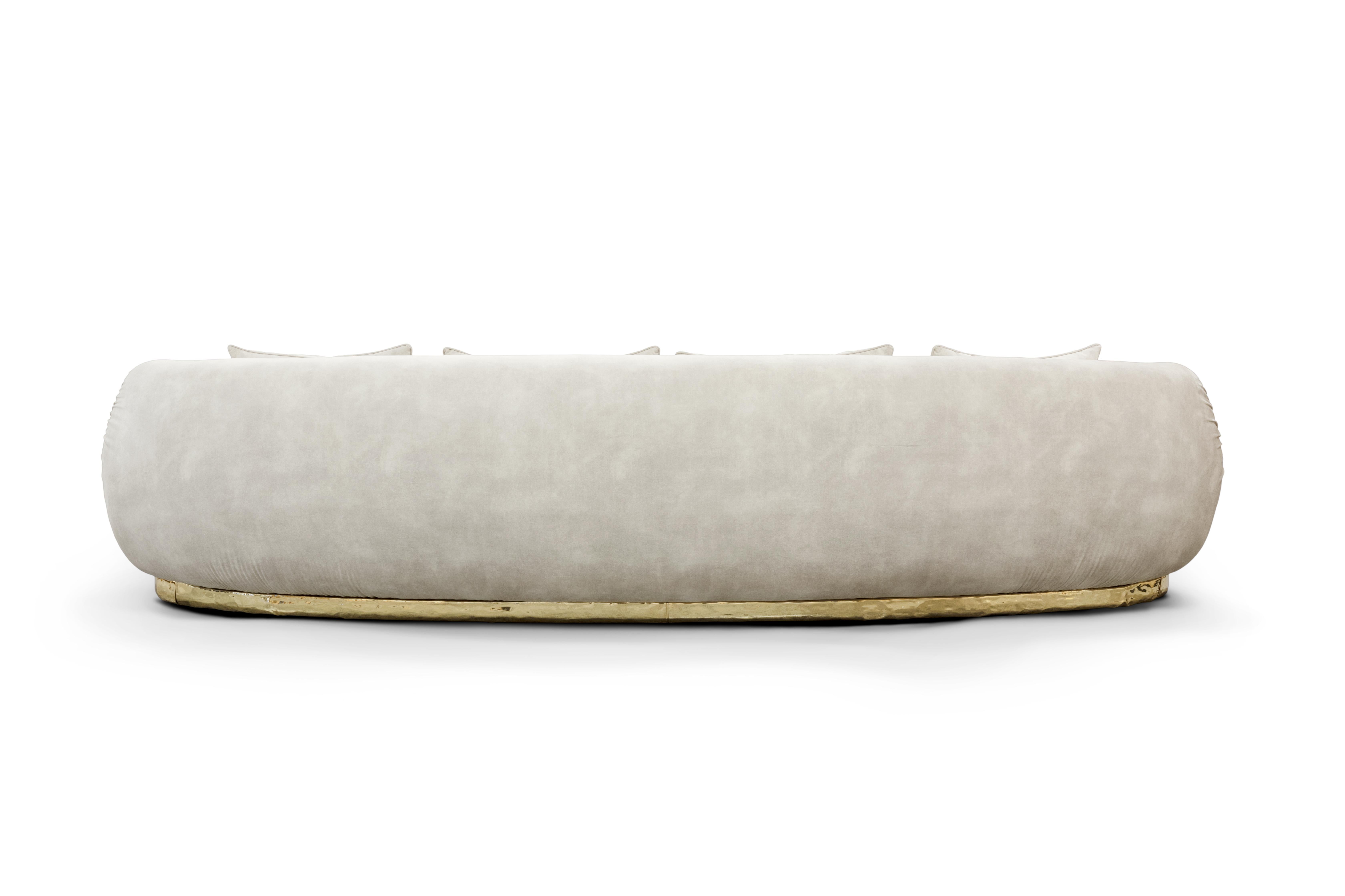 Soleil Gebogenes Sofa - Handpoliertes gegossenes Messing & Stoff - Boca do Lobo (Metallarbeit) im Angebot