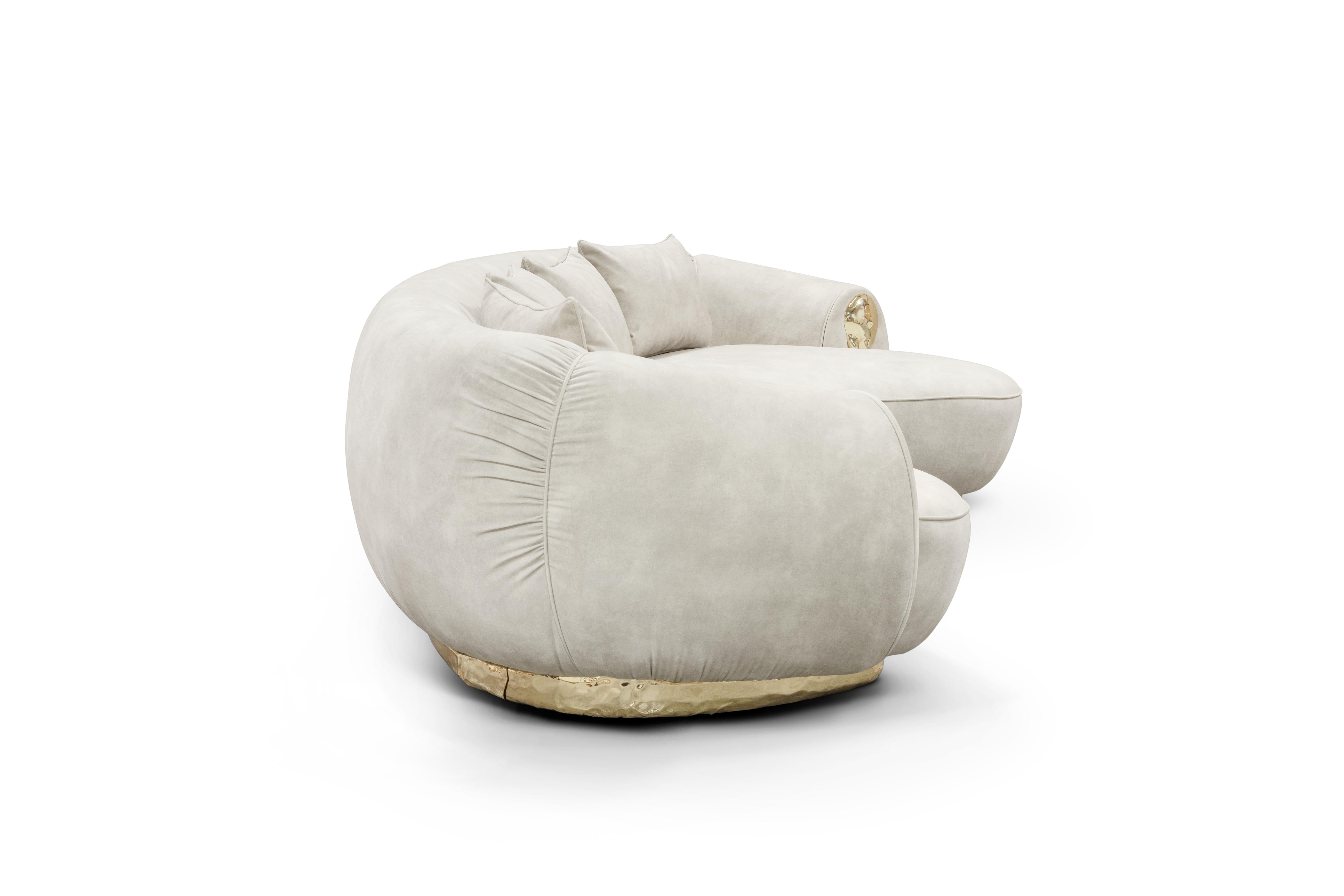 Soleil Gebogenes Sofa - Handpoliertes gegossenes Messing & Stoff - Boca do Lobo (Portugiesisch) im Angebot
