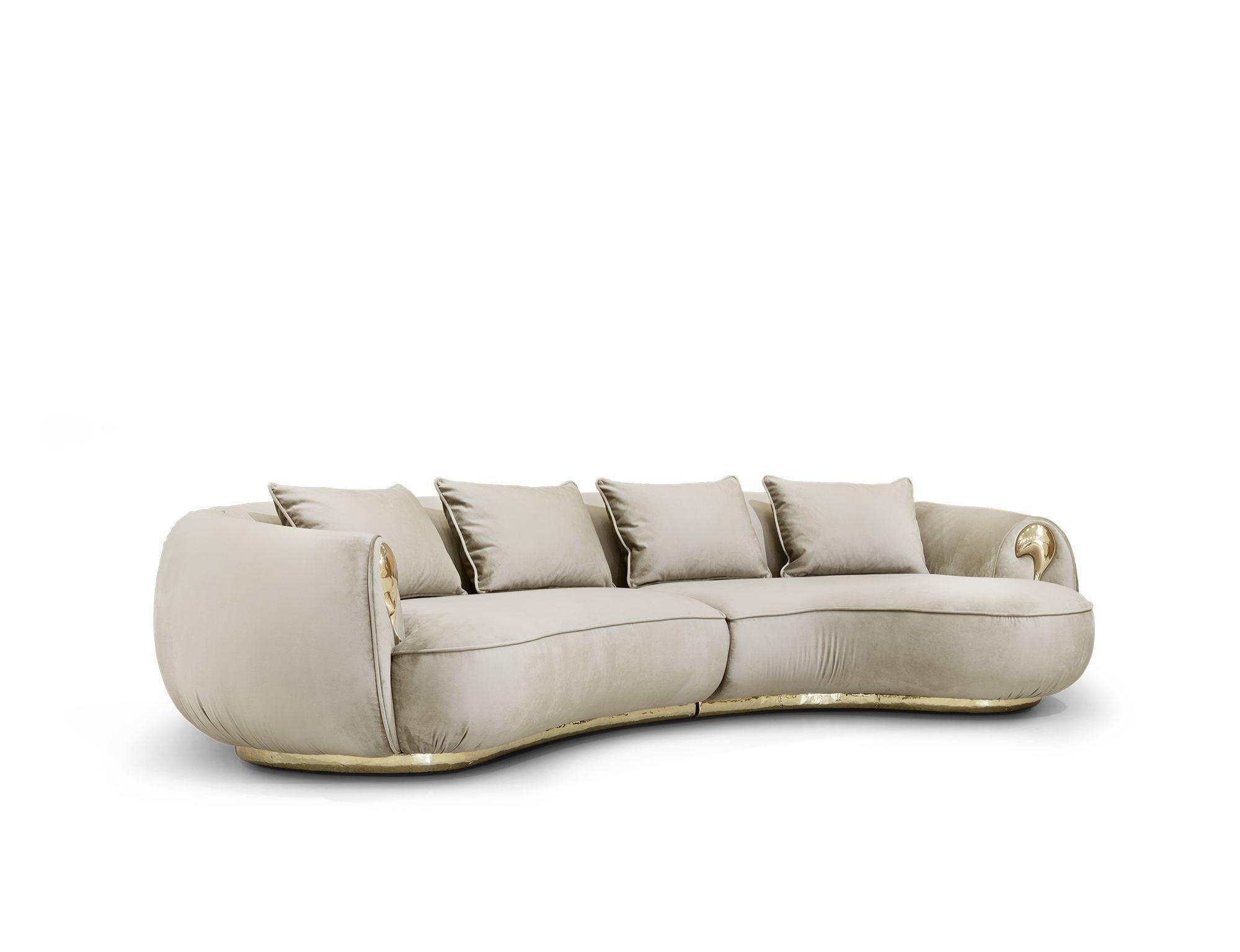 Inspiriert vom Geist und der Mission des berühmten Cirque de Soleil, ist das Soleil Curved Sofa eine Synthese von Stilen und Sinnen. Dieses elegante, geschwungene Sofa mit cremefarbener Polsterung beweist, dass seine verspielten Linien auch zu