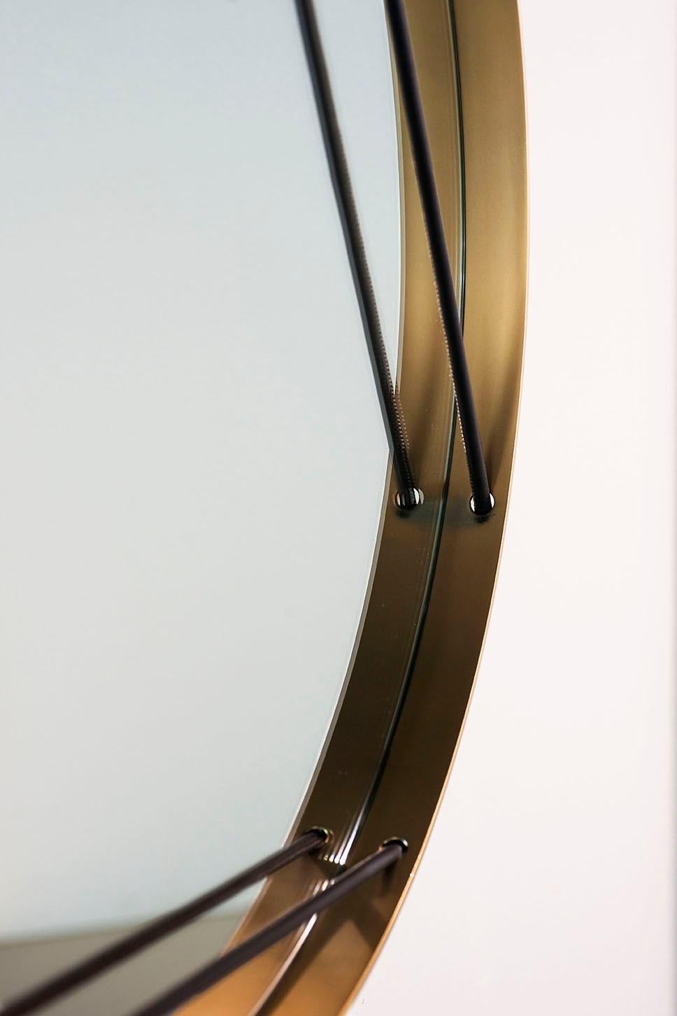 Designer: Giorgio Bonaguro
Der Spiegel ist ein bedeutungsvoller Gegenstand, ein Objekt und zugleich ein Spiegelbild: wie ein Schmuckstück, das sowohl Schmuck als auch Spiegelbild einer Persönlichkeit ist. Inspiriert von dieser Ähnlichkeit hat