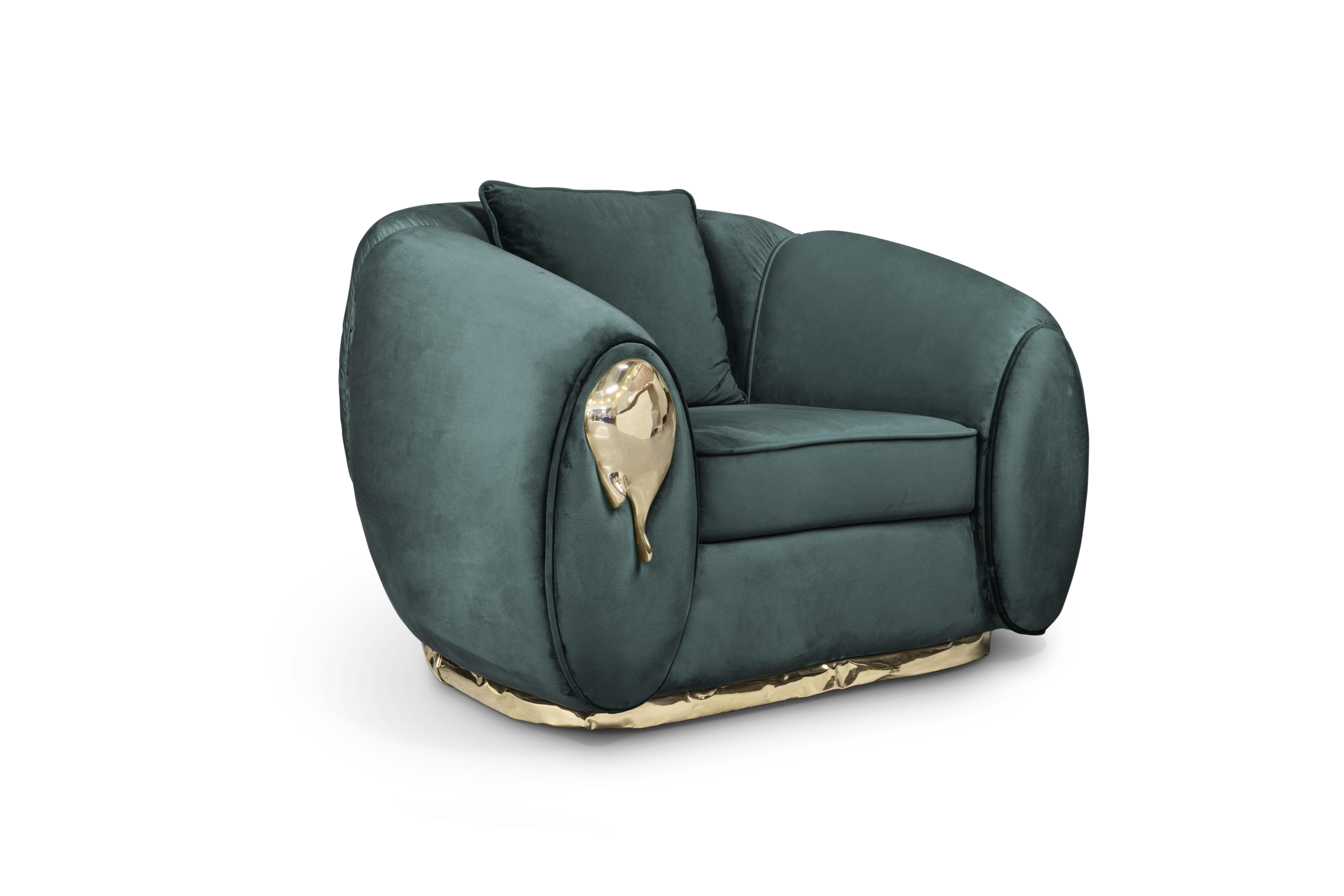 Le fauteuil Soleil est une synthèse de styles et de sens. Inspiré par l'esprit et la mission du célèbre Cirque du Soleil, l'objectif est d'invoquer, de provoquer et d'évoquer. Des courbes douces et sulfureuses embrassent délicatement l'assisteur