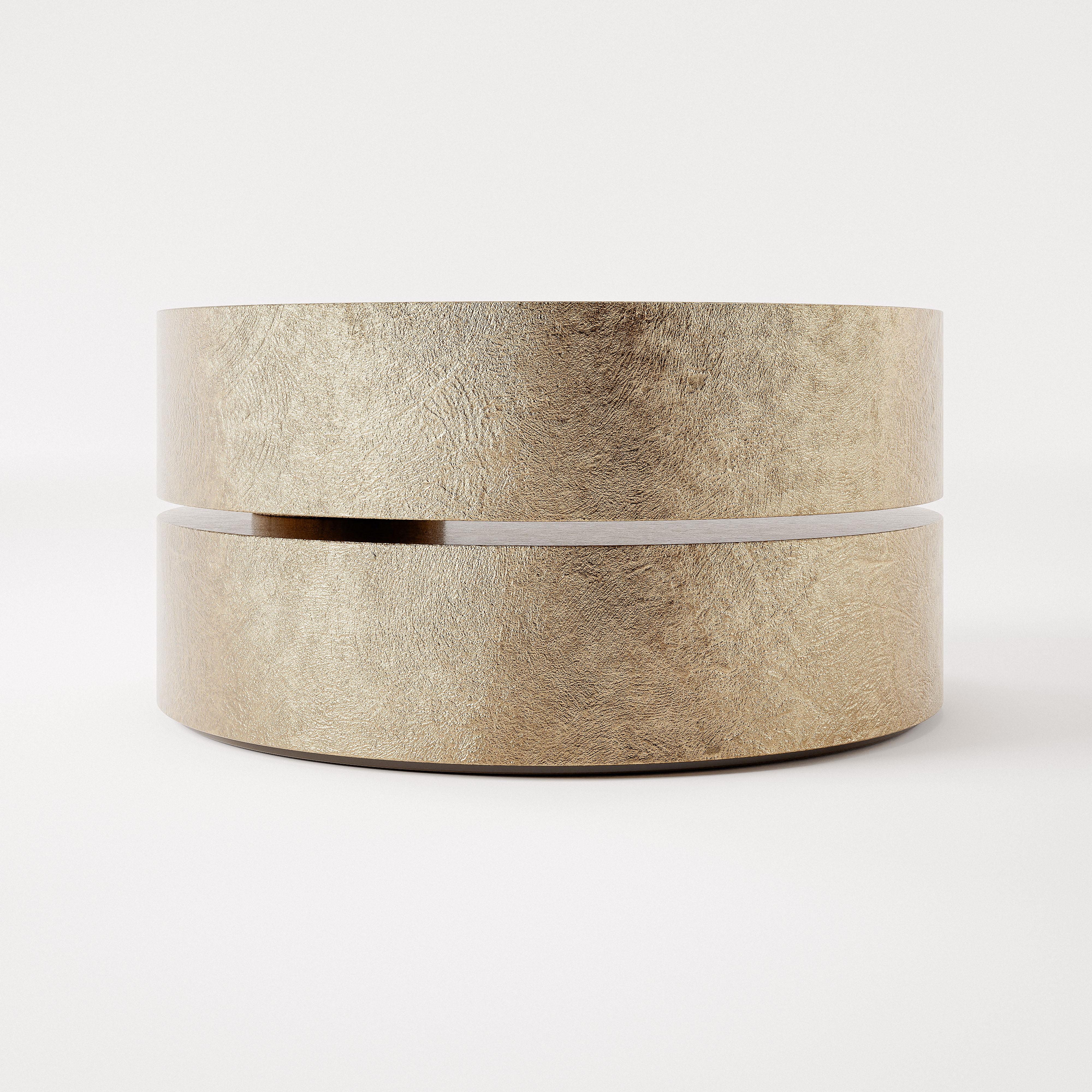Table basse Soleil II de Verena Brausch
Dimensions : D 80 x L 112 x H 40 cm.
Matériaux : Laiton.

Verena Brausch apporte une énergie nouvelle et un objectif singulier. Sa principale motivation vient de son désir de créer un monde meilleur pour la