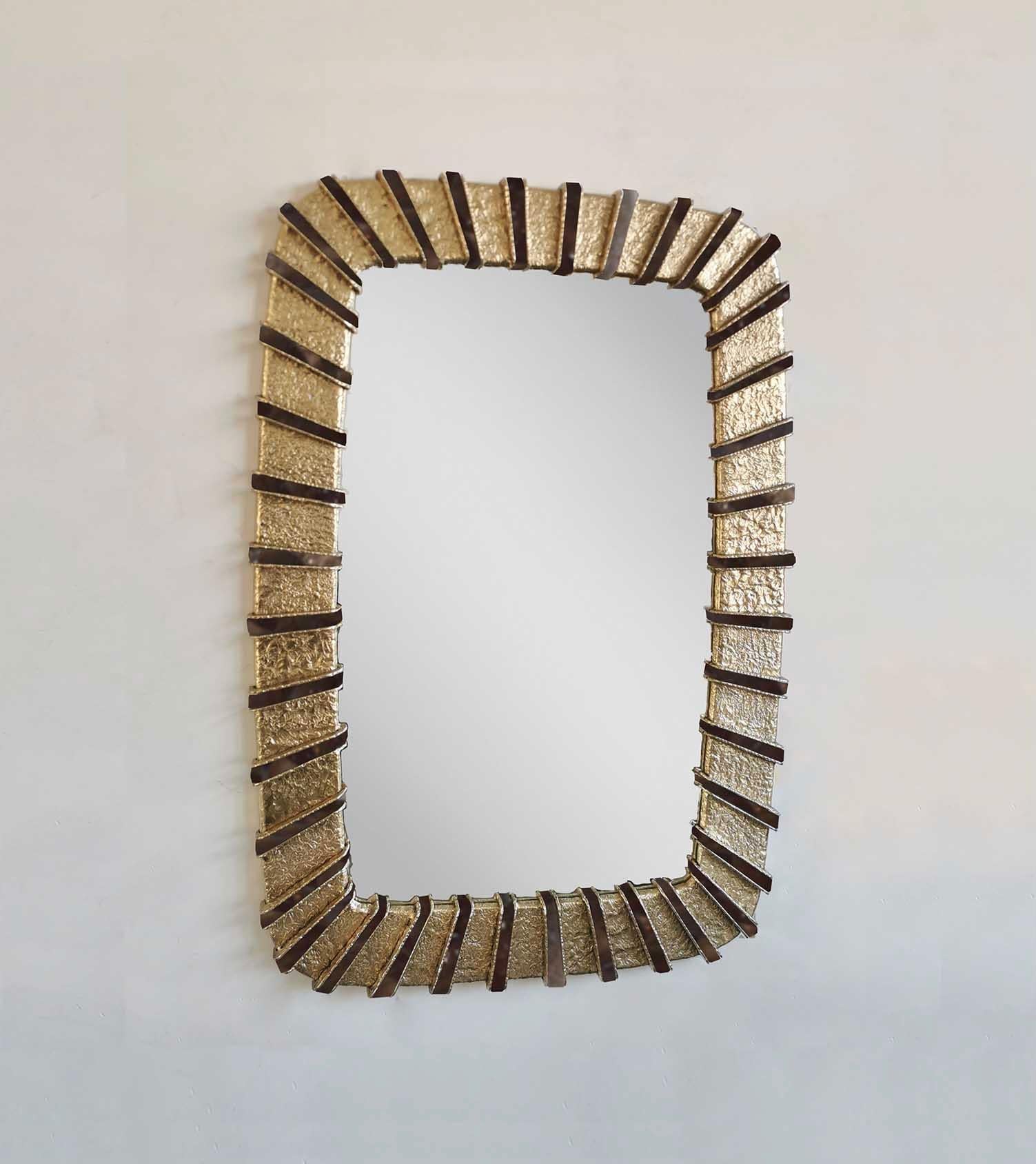 Paire de miroirs Soleil avec détails martelés en laiton et décorations en cristal de roche fumé, taille personnalisée sur demande.
Créé par Phoenix Gallery.
  