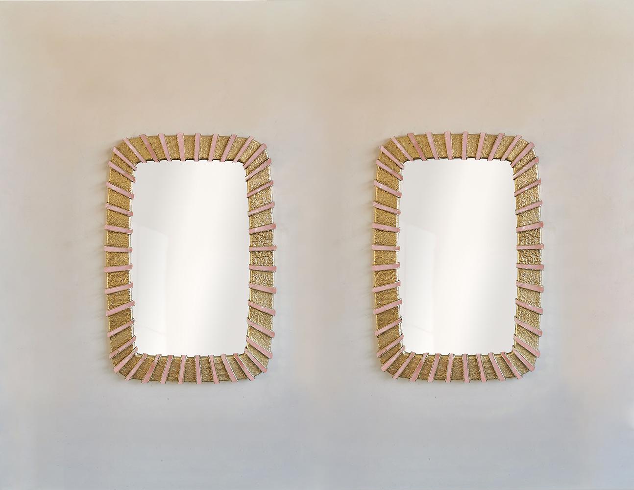 Une paire de miroirs Soleil avec des détails martelés en laiton et des décorations insérées en cristal de roche rose, taille personnalisée sur demande. Créé par la galerie Phoenix.