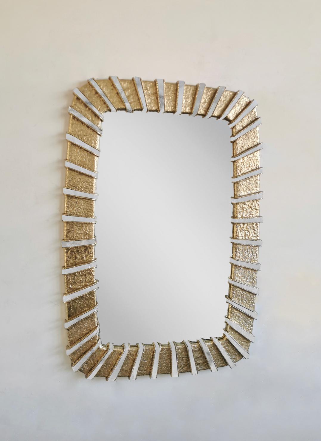 Une paire de miroirs en forme de coussin avec des détails martelés en laiton et des décorations en cristal de roche créées par Phoenix Gallery. Taille et finition personnalisées sur demande.