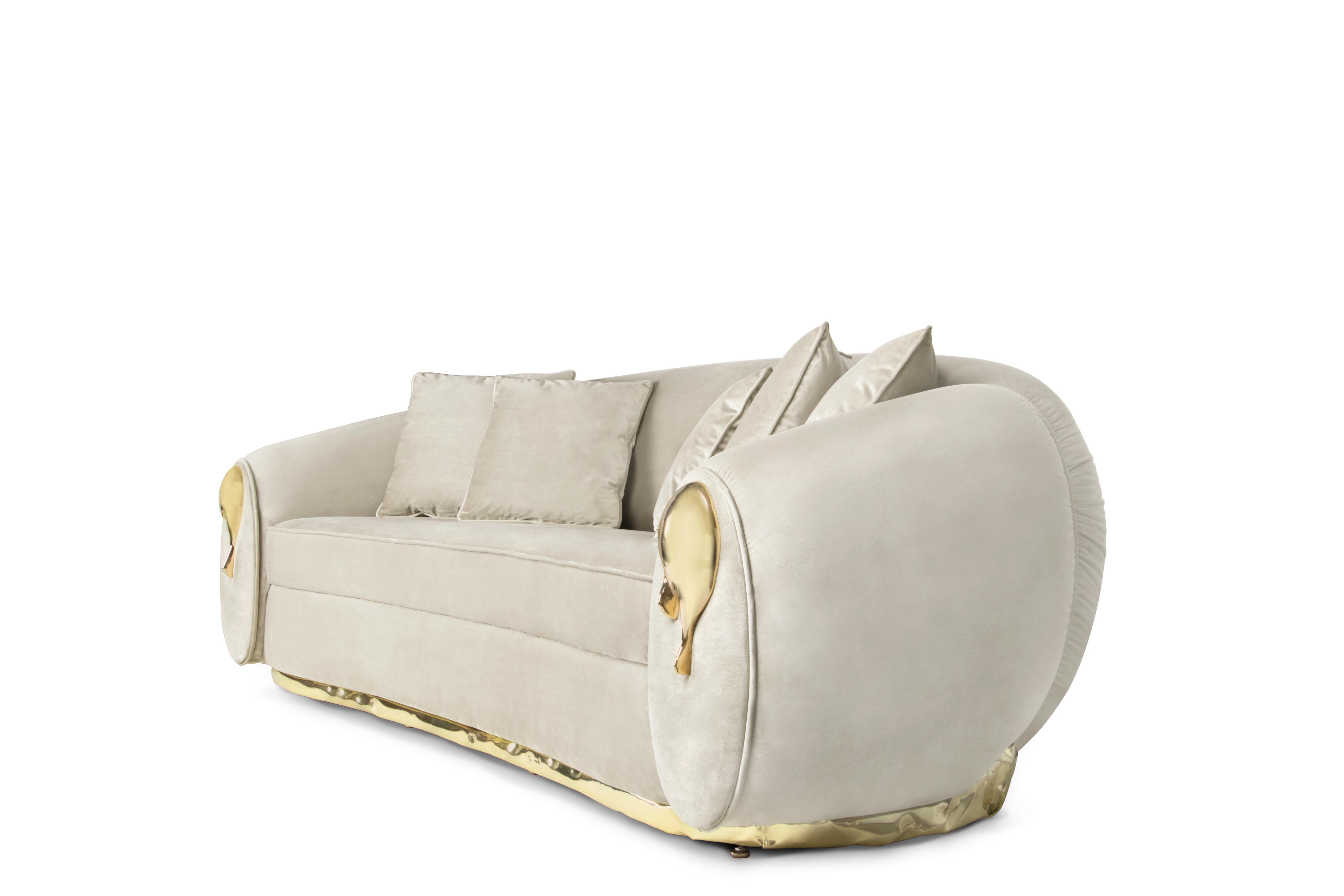 Soleil Sofa è una sintesi di stili e sensi. Ispirato allo spirito e alla missione del famoso Cirque de Soleil, lo scopo è quello di invocare, provocare ed evocare. Curve morbide e sensuali abbracciano dolcemente chi siede in questo elegante divano