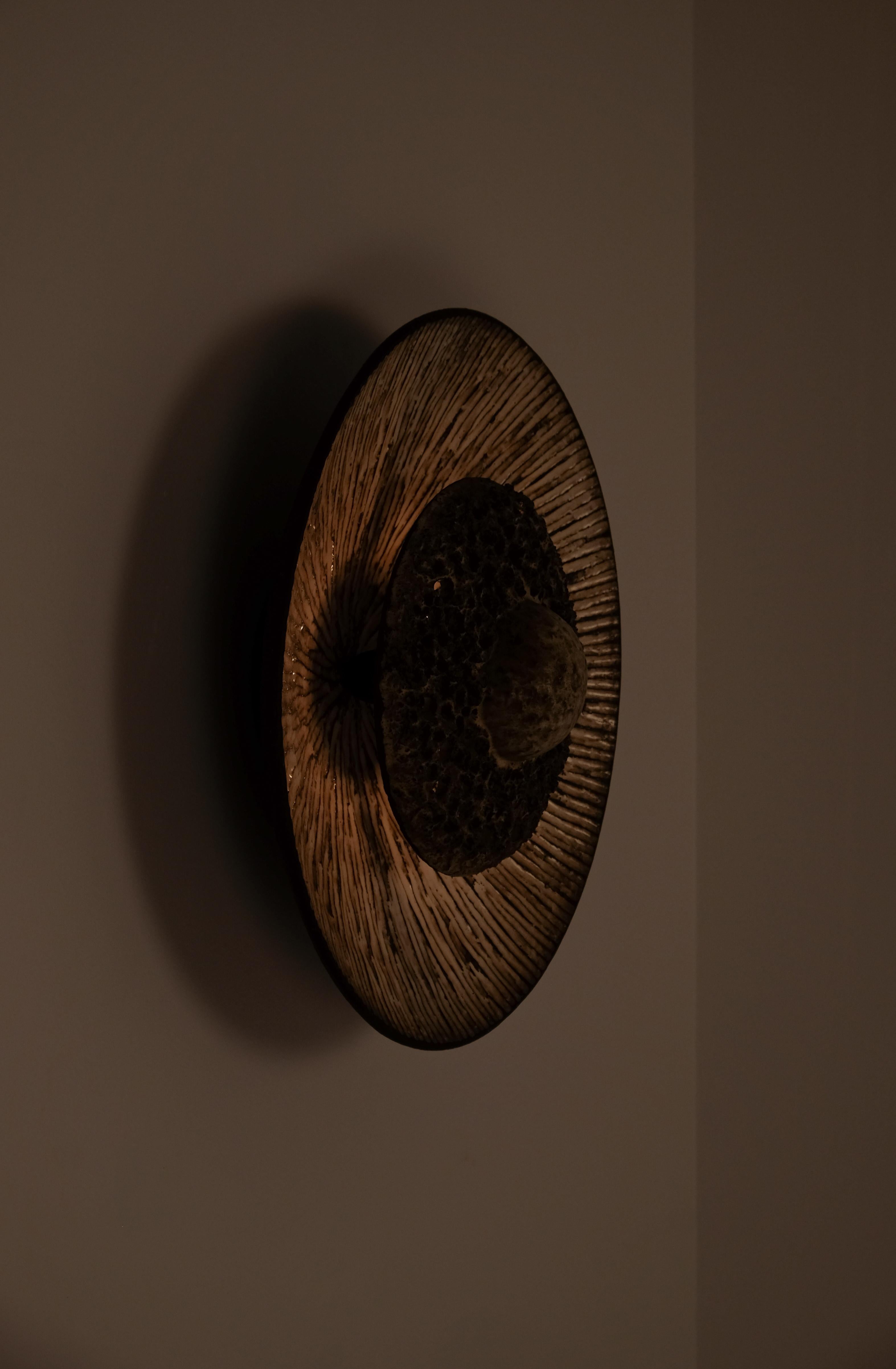 Progettata dall'artista danese della ceramica Fridtjof Sejersen negli anni '70, la lampada da parete 