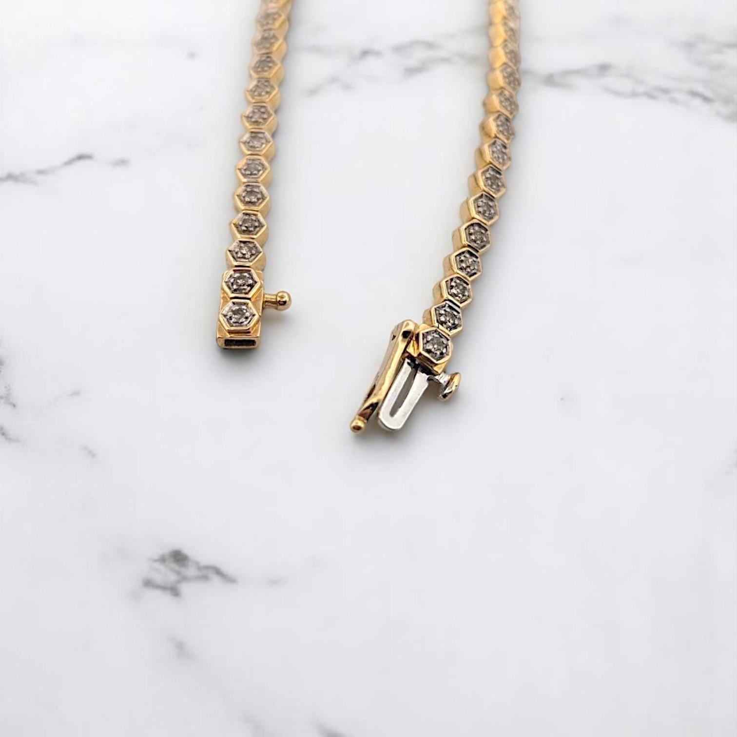 Solene est un bracelet gracieux et raffiné en or jaune 10K, orné de diamants naturels de 0,50 CTW, offrant juste la bonne touche de brillance. Avec son design épuré et minimaliste, ce bracelet est parfait pour être superposé ou porté seul pour une