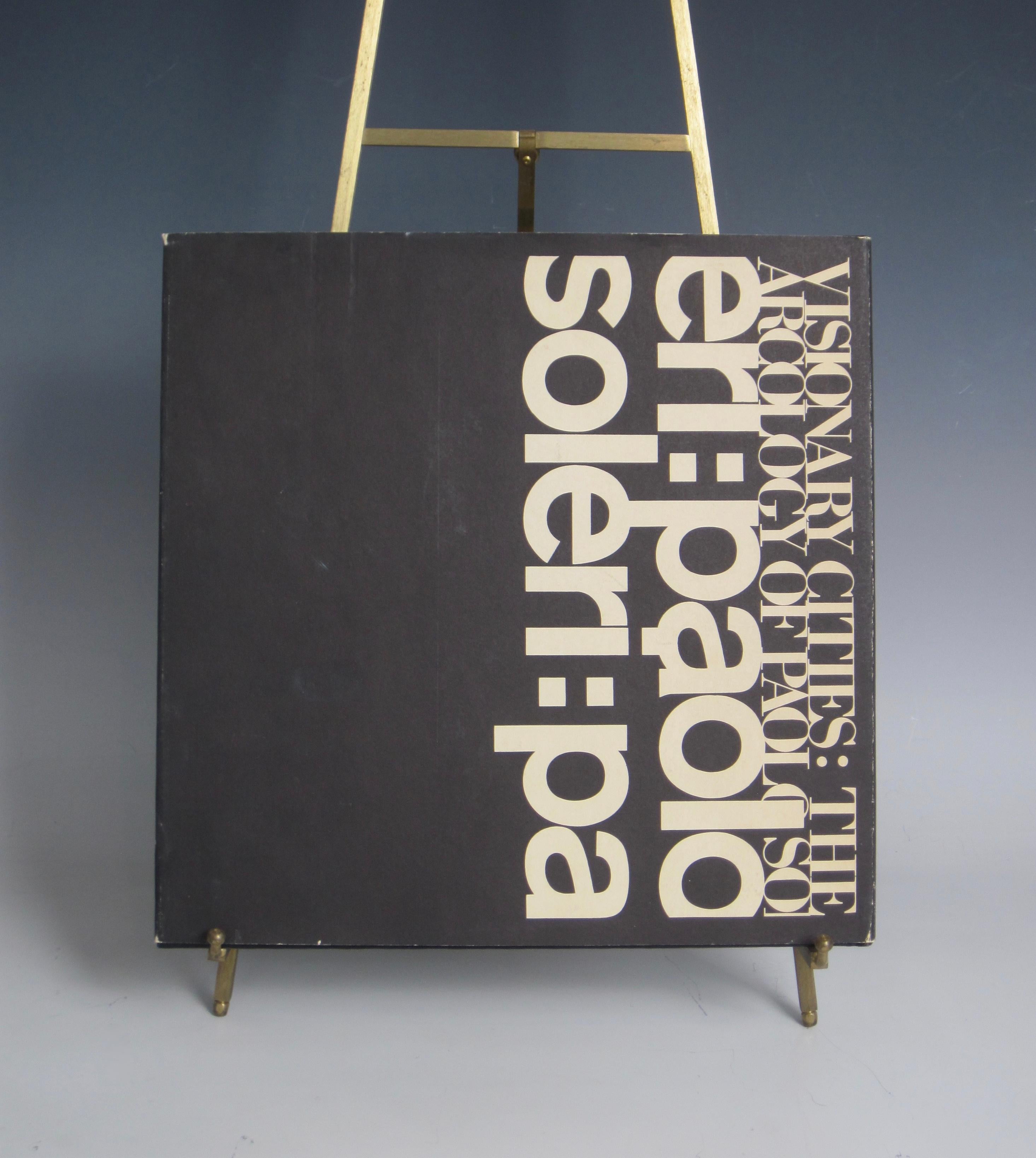 Praeger Publishers Inc, New York, Washington, Londres. Un volume vivant en noir et blanc, riche en typographie, qui explore les théories et les conceptions des villes du futur par l'architecte, l'urbaniste, l'artiste et le philosophe Paolo Soleri.