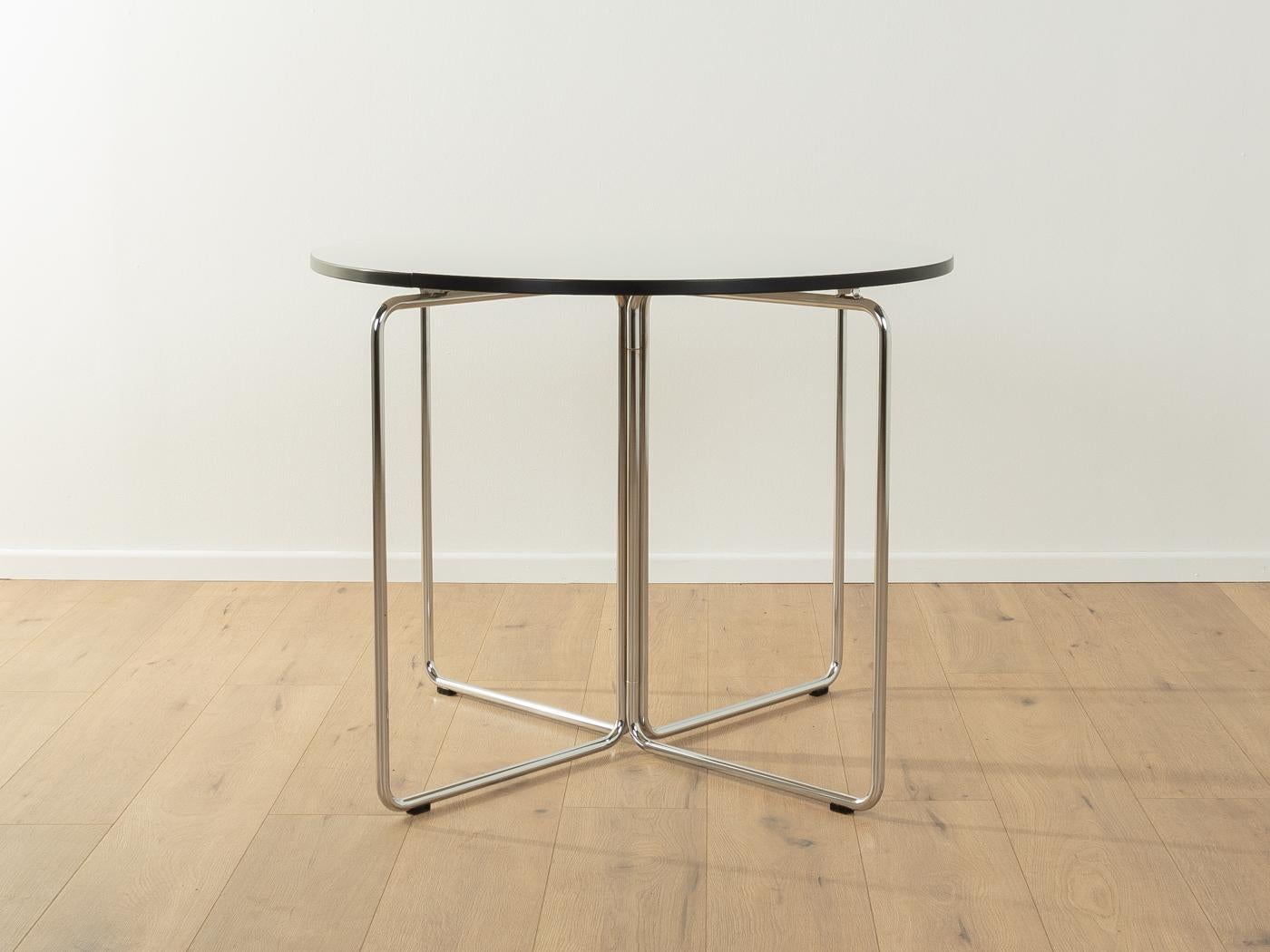 Très rare table pliante Sóley des années 1980 par Valdimar Harðarson pour Kusch+Co. Structure en acier inoxydable et plateau de table pliable en blanc avec bordure en plastique noir.

Caractéristiques de qualité :

    très bon travail
    des