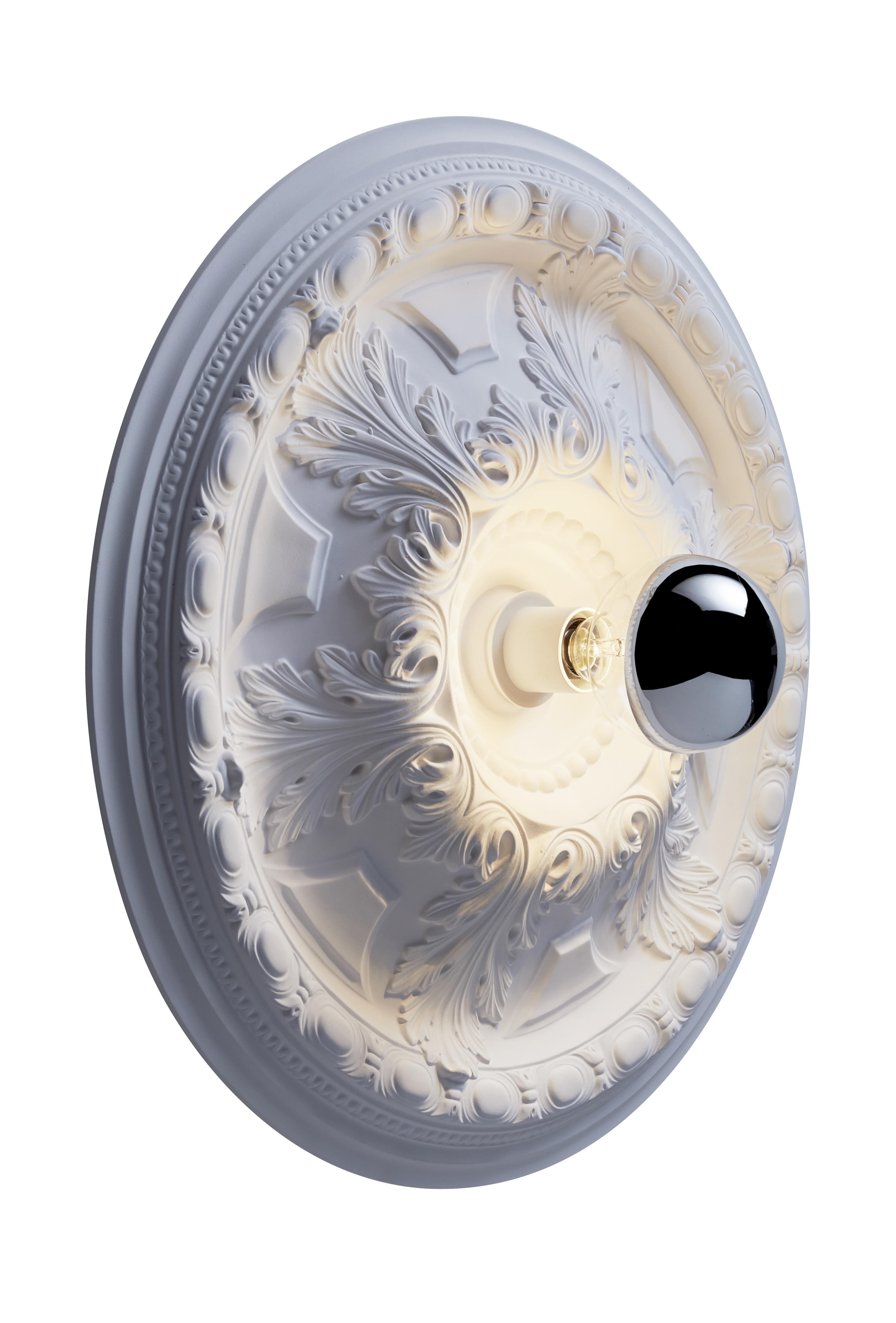 Die Wand- und Deckenleuchte Solferino ist Teil der Haussmann Lighting Collection. Es handelt sich um eine Kollektion von handgefertigten Pariser Gipslampen, sehr elegant und widerstandsfähig, inspiriert von den Formen und Motiven des
