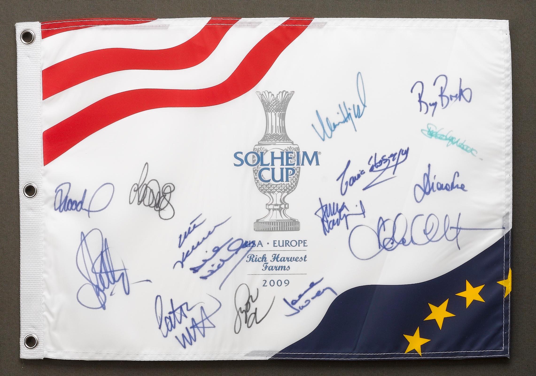 Américain Photo et drapeau des matchs de la Coupe de Solheim signés par l'équipe américaine et européenne, 2009 en vente