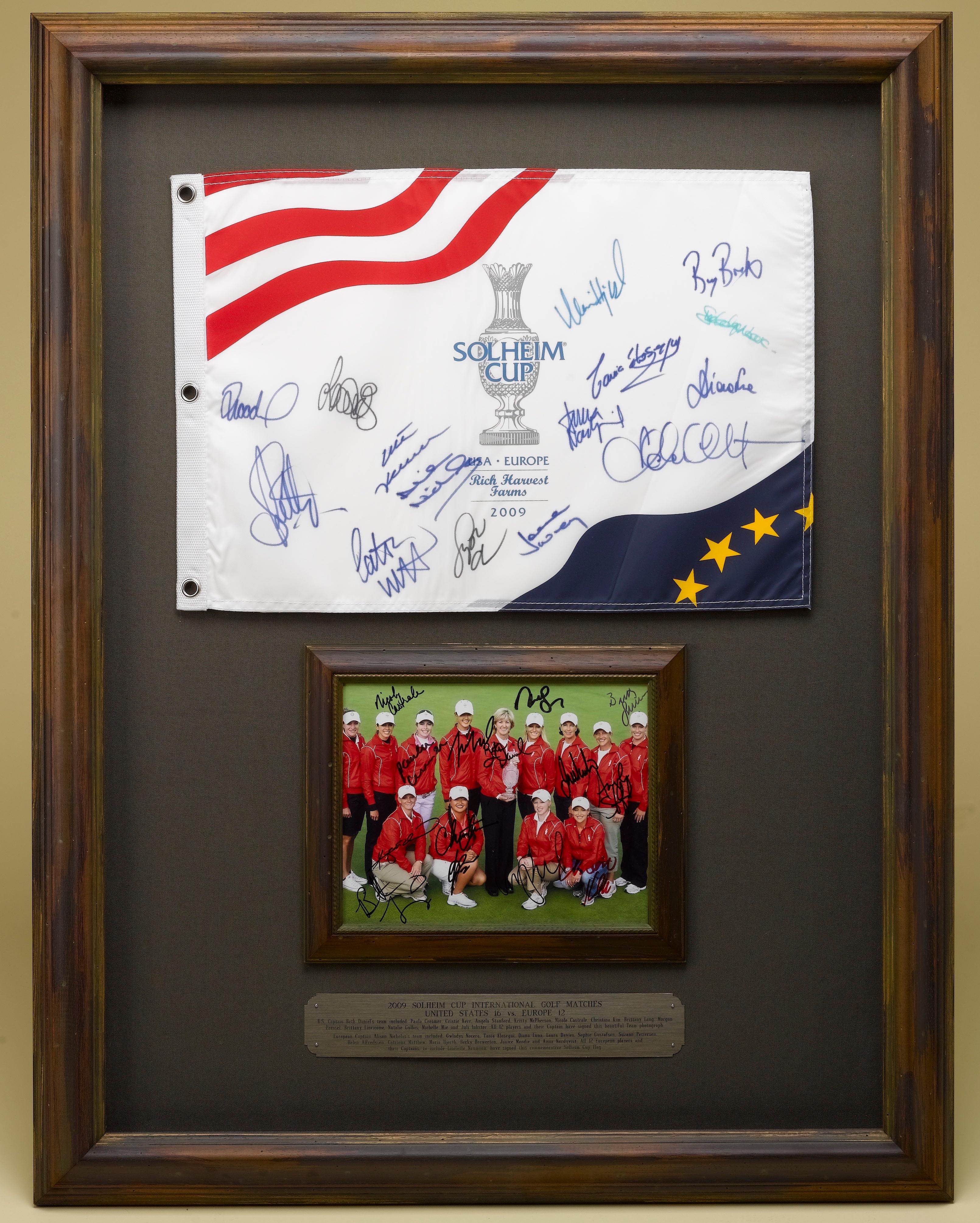 Tissu Photo et drapeau des matchs de la Coupe de Solheim signés par l'équipe américaine et européenne, 2009 en vente